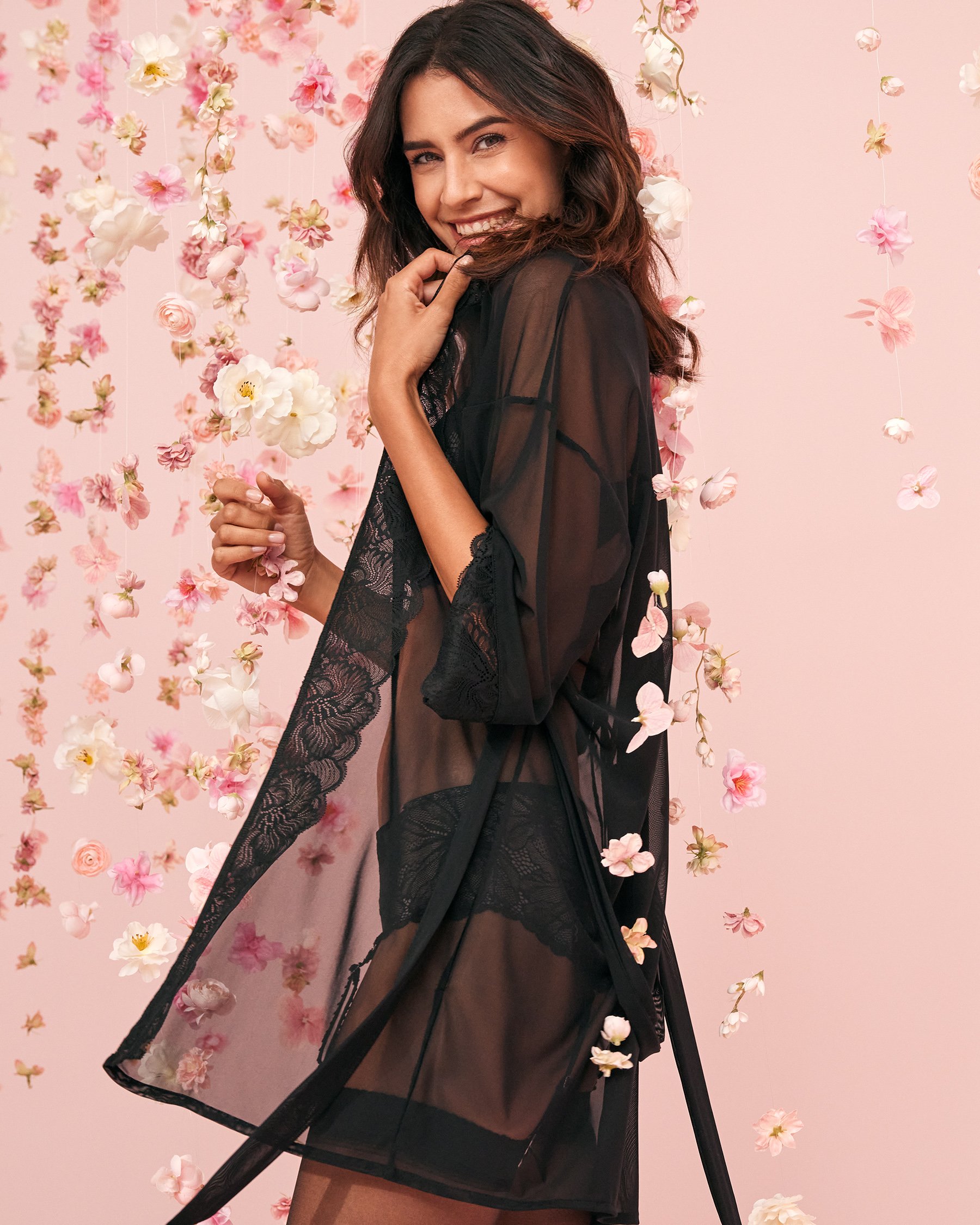 LA VIE EN ROSE Kimono en résille bordure de dentelle Noir 60600044 - View1