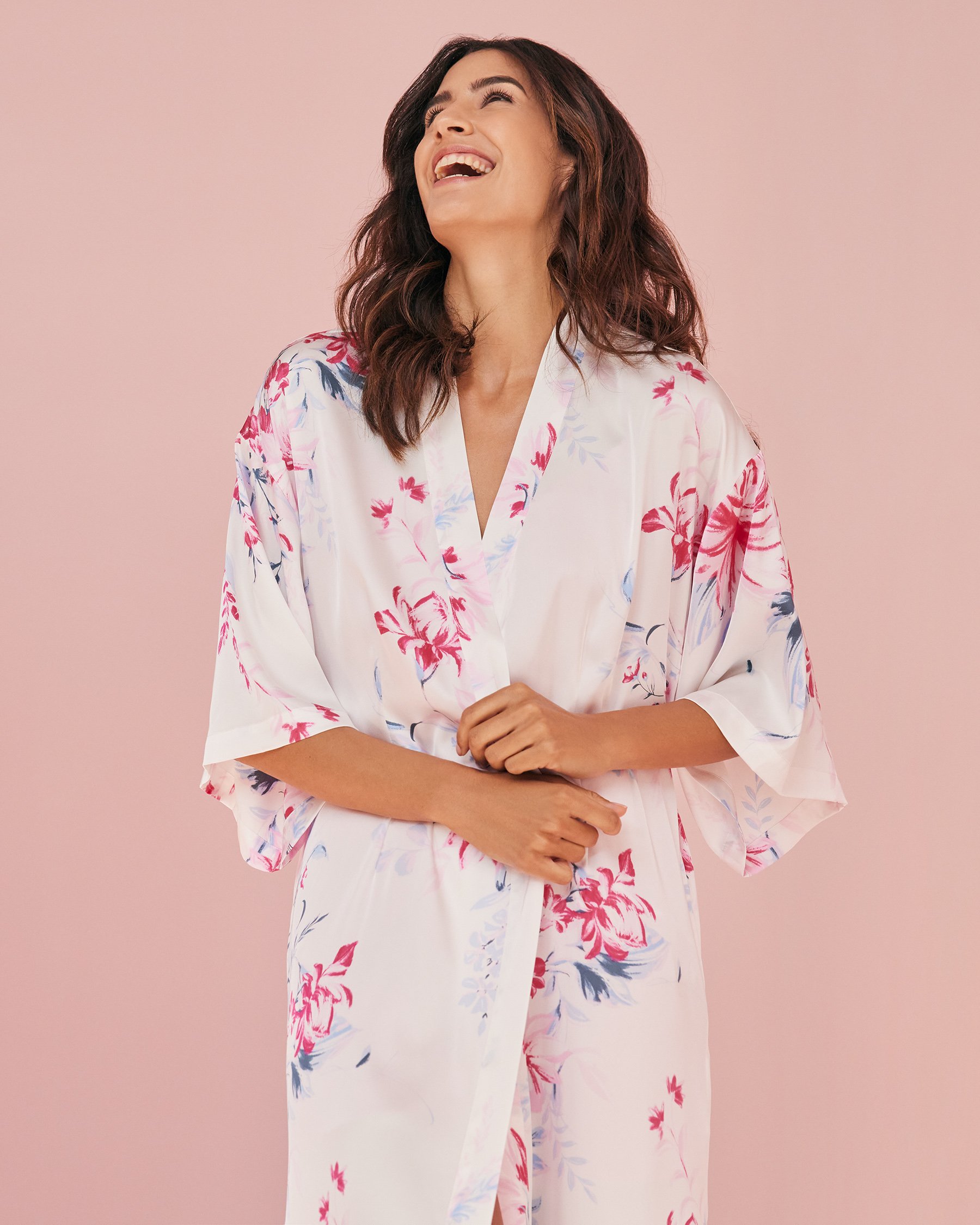 LA VIE EN ROSE Kimono mi-long en satin Jardin blanc 60600040 - Voir2