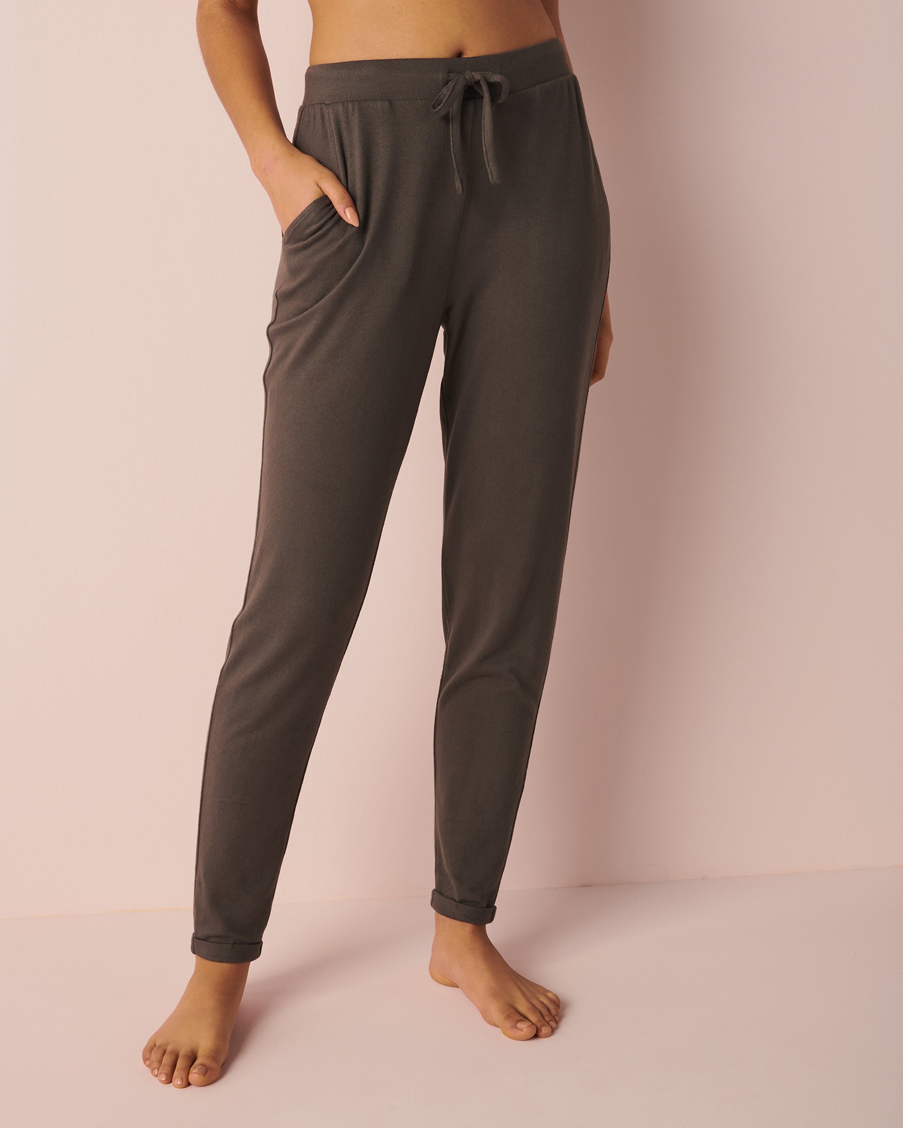 LA VIE EN ROSE Pantalon ajusté en fibres recyclées Fumée grise 40200379 - View1