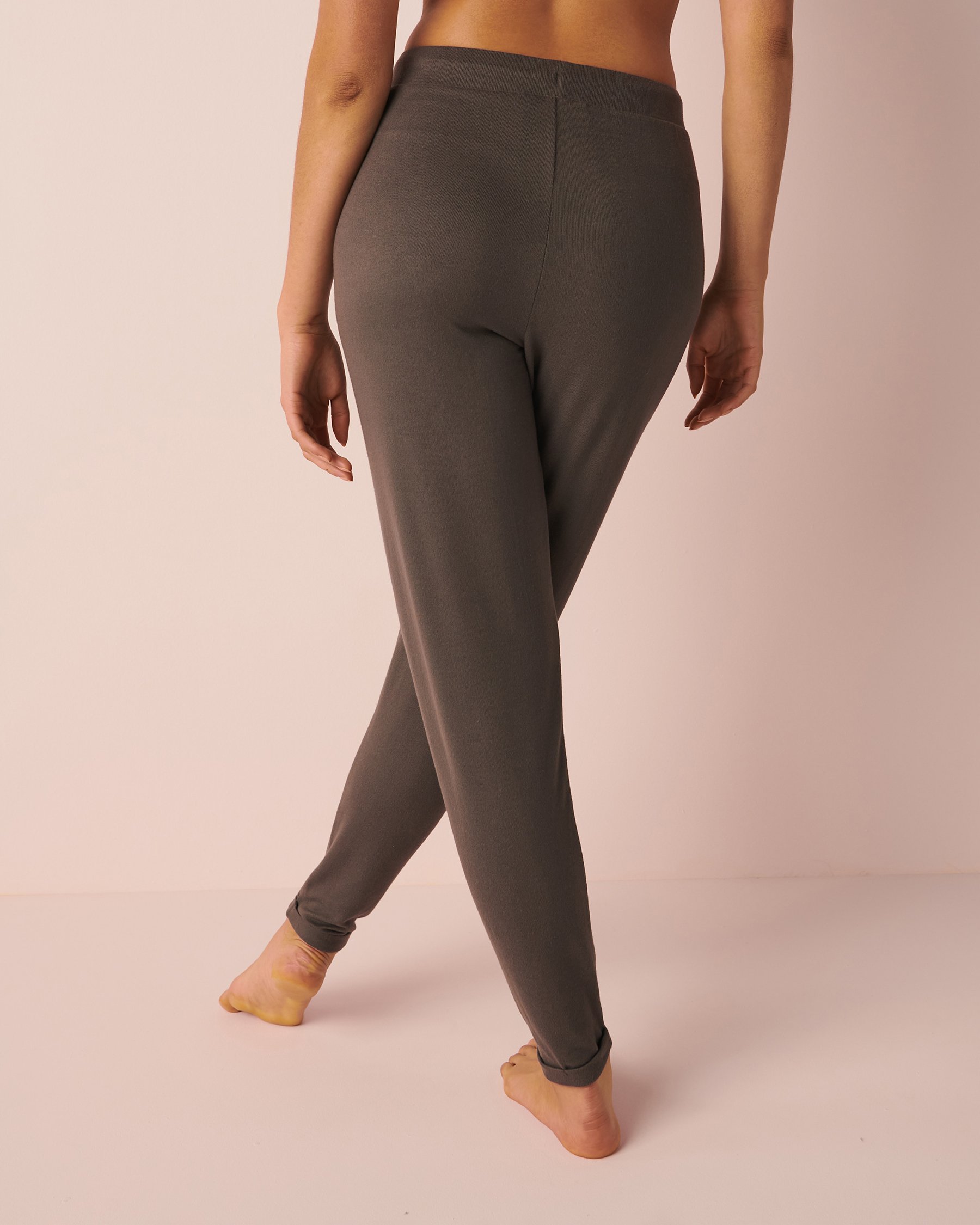 LA VIE EN ROSE Pantalon ajusté en fibres recyclées Fumée grise 40200379 - View2