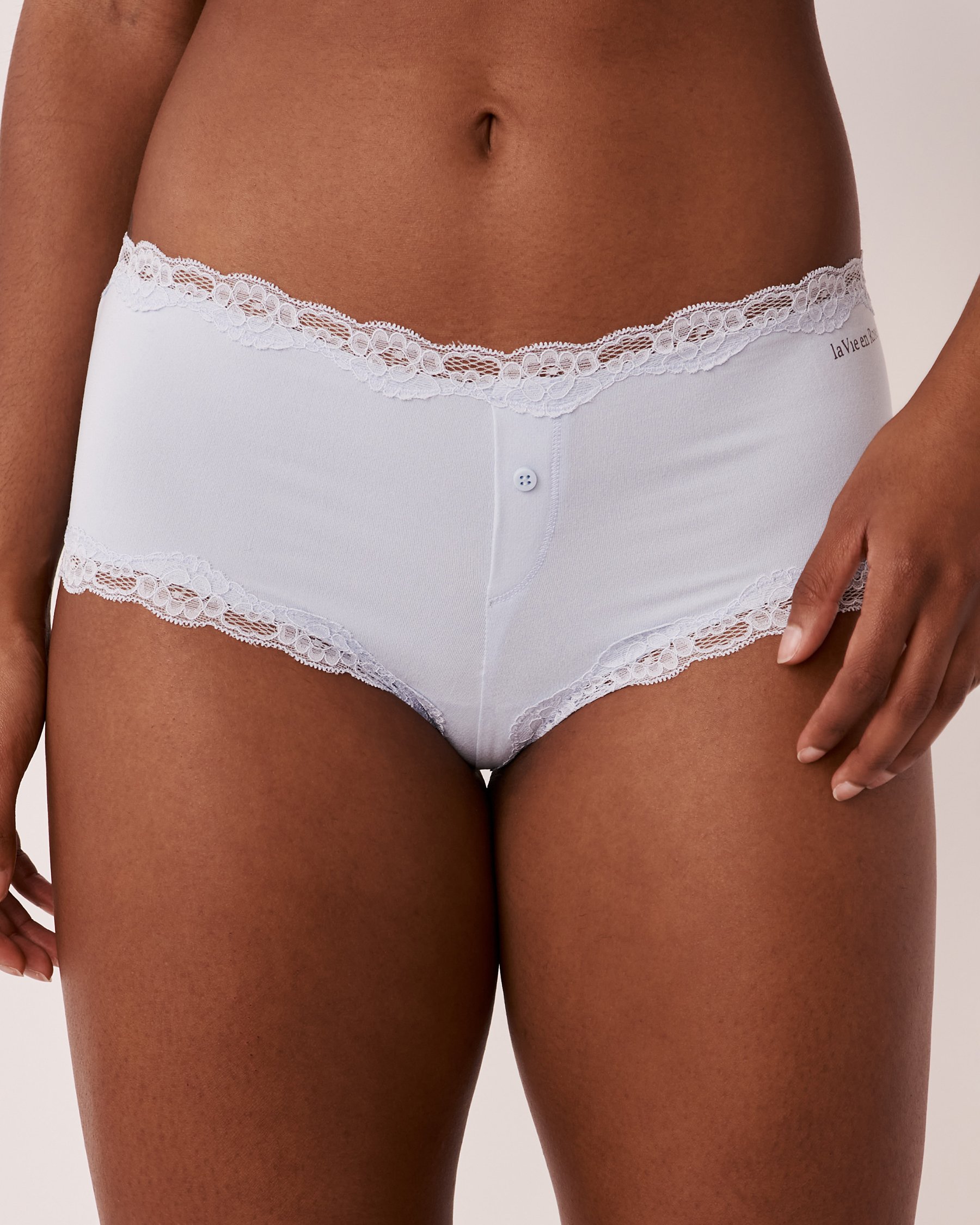 LA VIE EN ROSE Culotte garçonne ultra douce détails de dentelle Ciel bleu 20100256 - Voir1