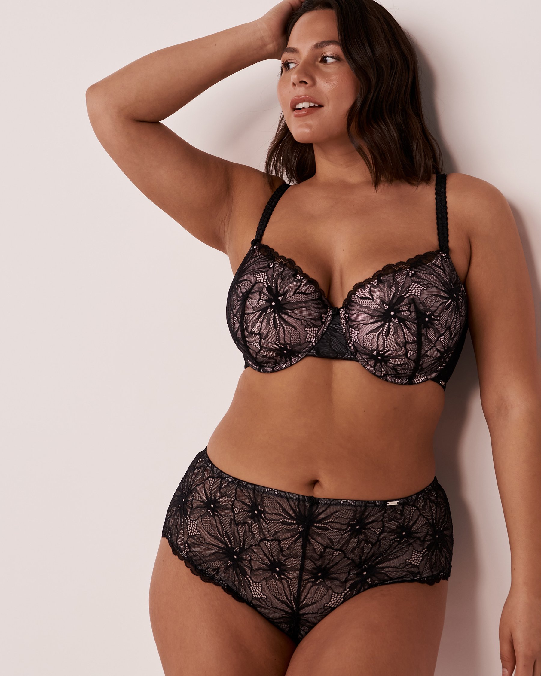 LA VIE EN ROSE Lace and Mesh Hiphugger Panty Black 20300180 - View7