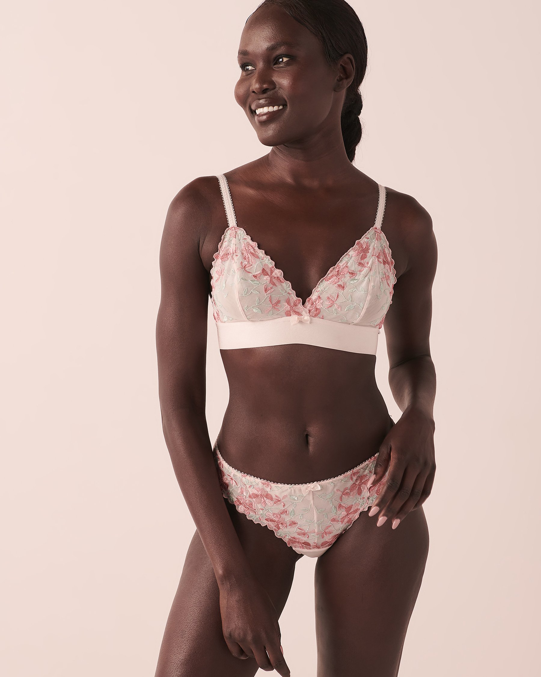 LA VIE EN ROSE Bralette en résille brodée Fleurs brodées 10100101 - Voir1