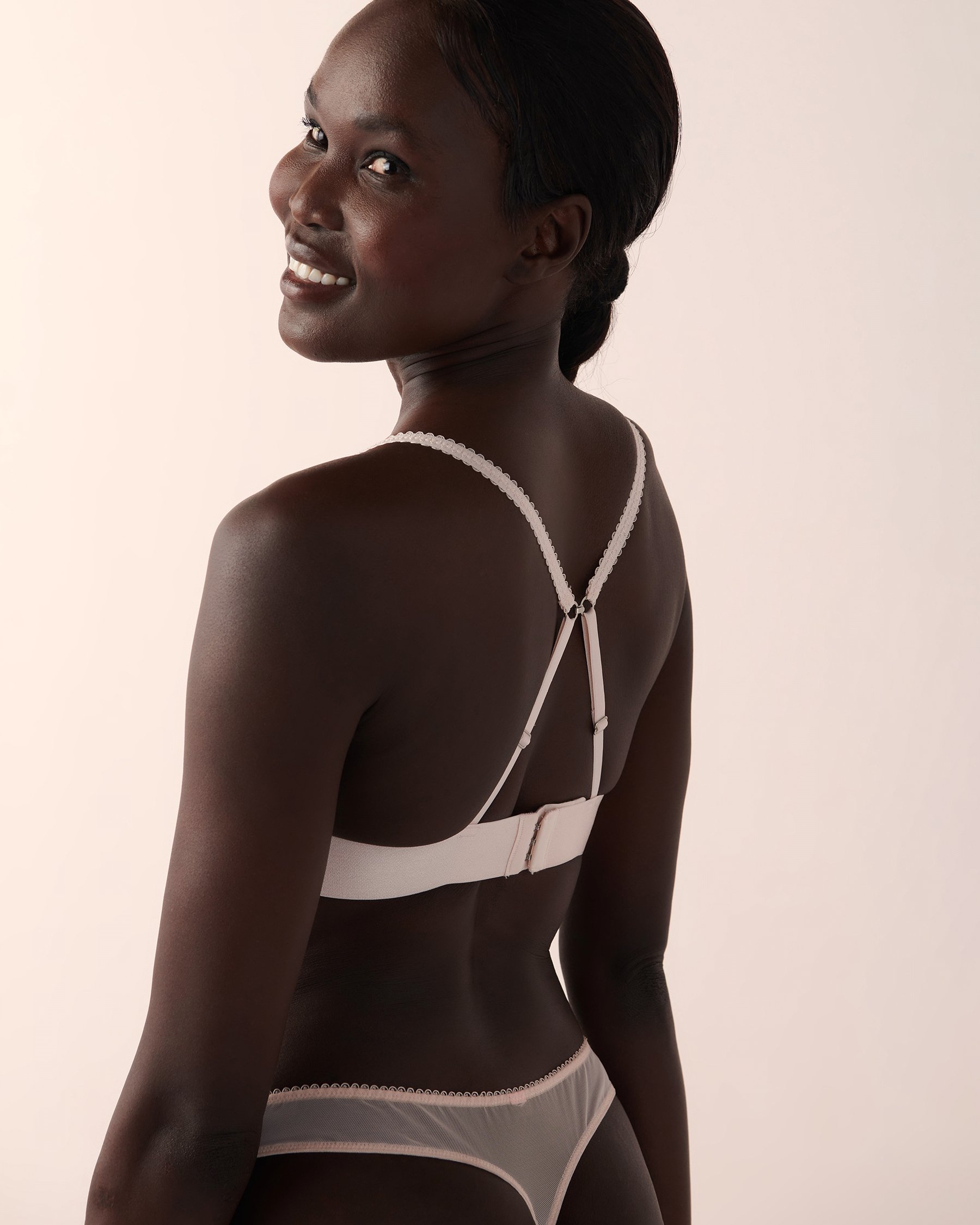 LA VIE EN ROSE Bralette en résille brodée Fleurs brodées 10100101 - Voir3