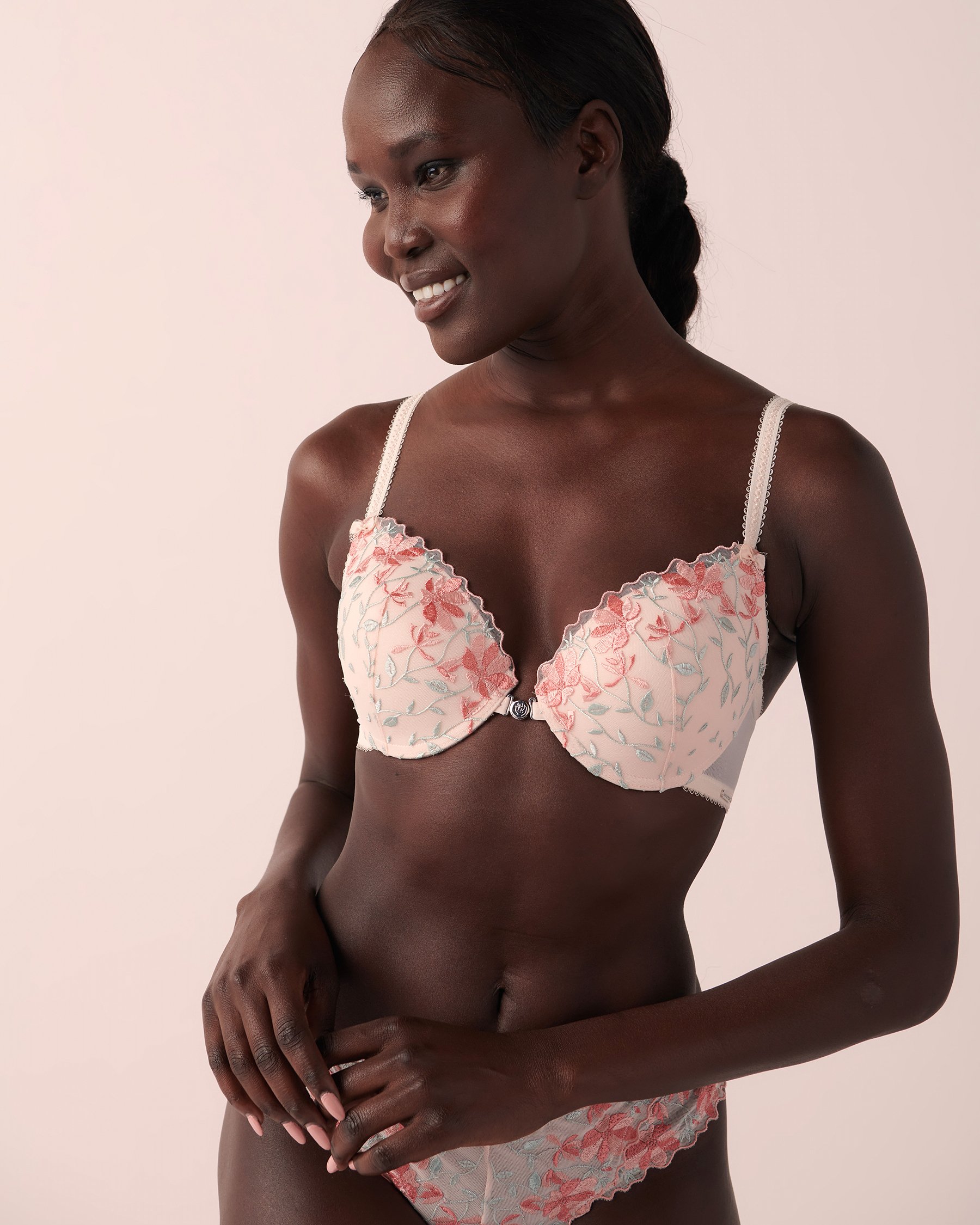 LA VIE EN ROSE Soutien-gorge push-up fermeture avant demi-buste Fleurs brodées 10300094 - Voir4