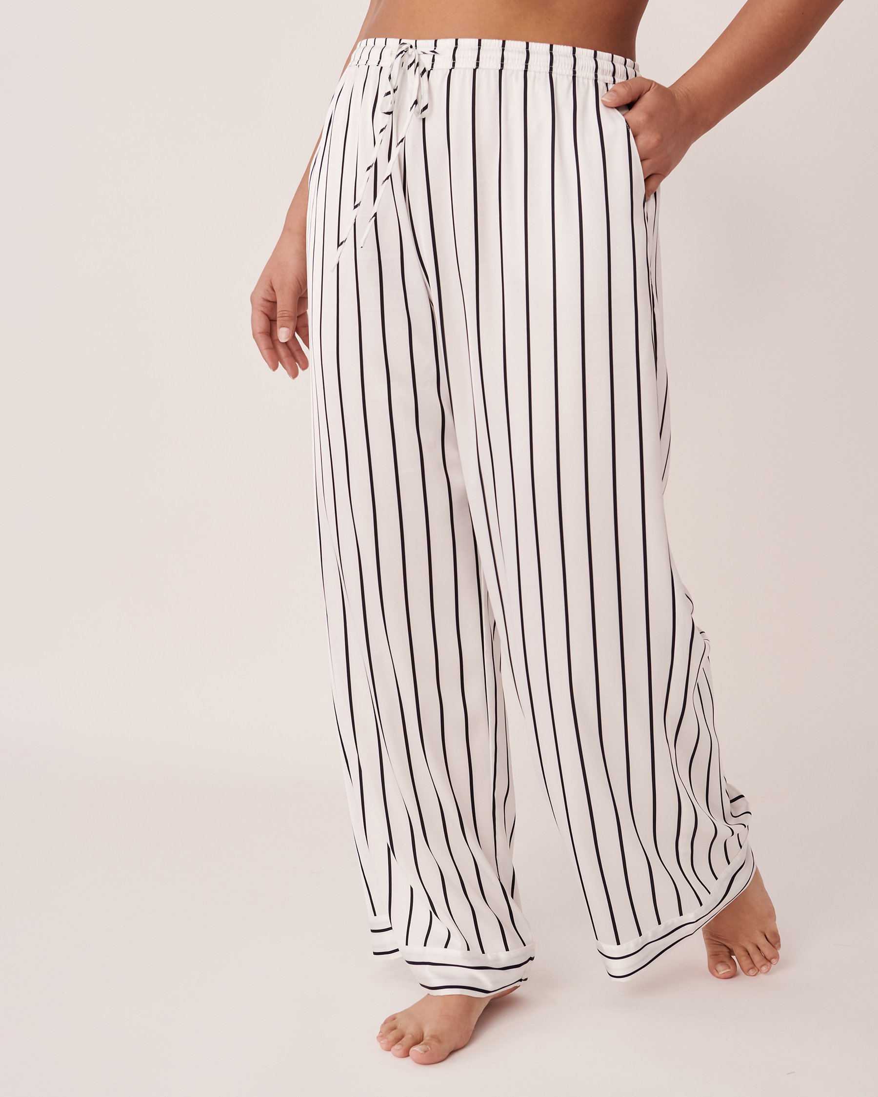 LA VIE EN ROSE Pantalon rayé en satin Rayé noir et blanc 60200058 - Voir1