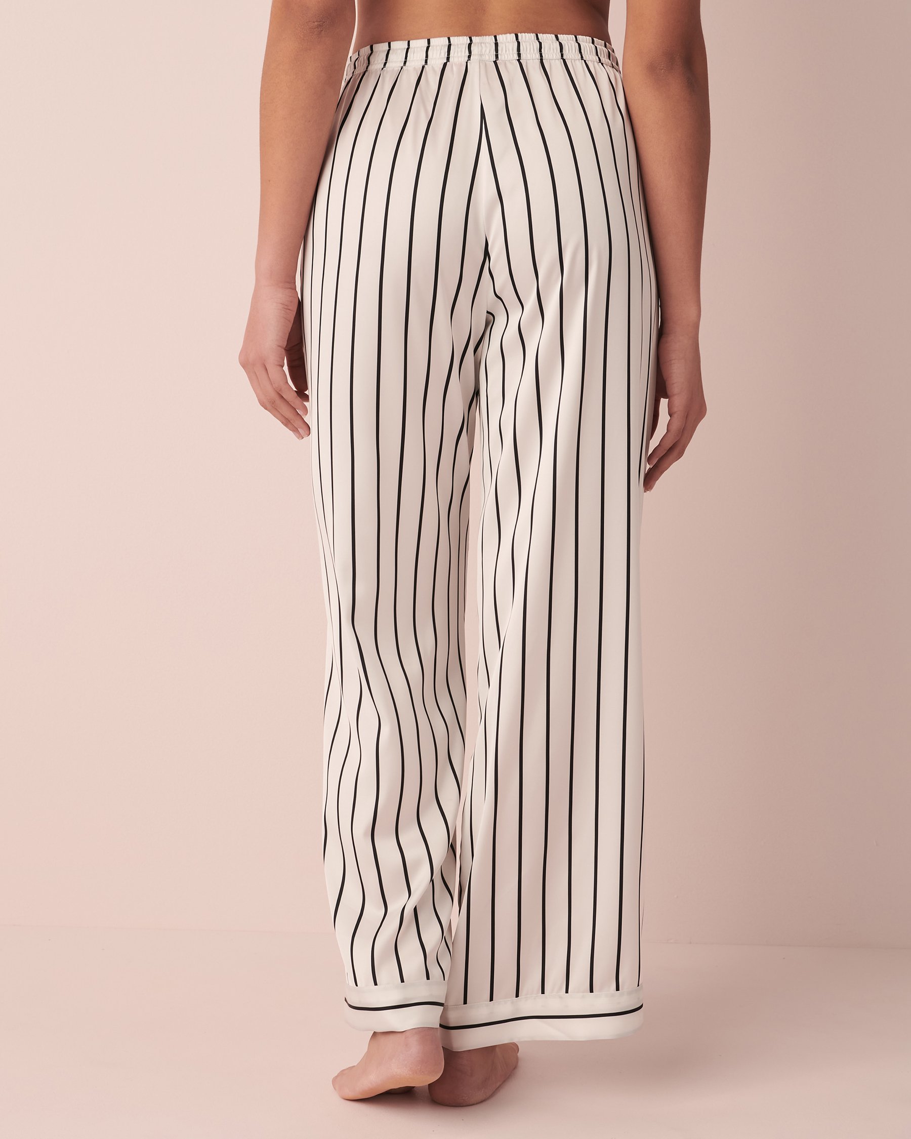 LA VIE EN ROSE Pantalon rayé en satin Rayé noir et blanc 60200058 - Voir4