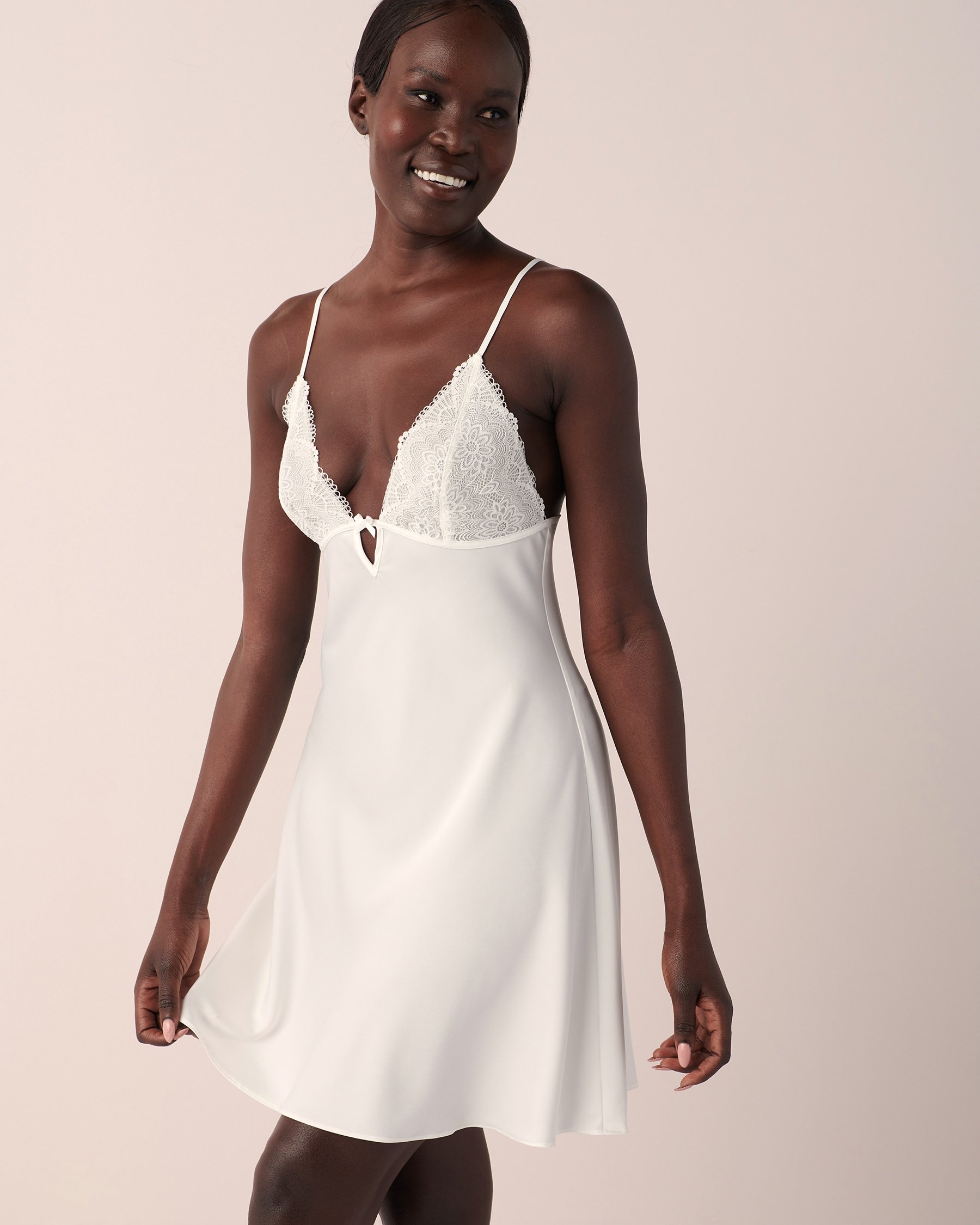 LA VIE EN ROSE Nuisette en satin détail de dentelle Blanc neige 60500086 - Voir4