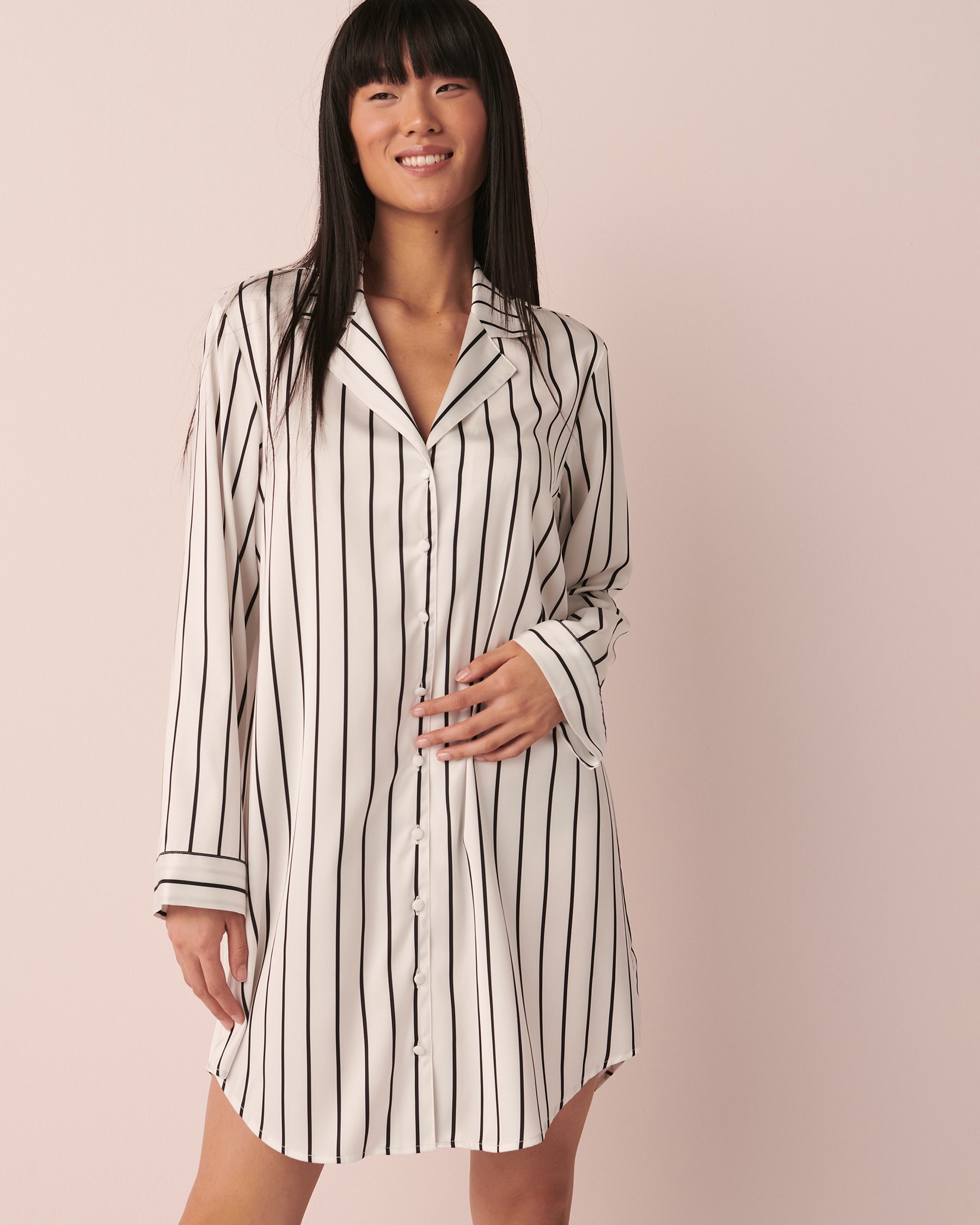 LA VIE EN ROSE Chemise de nuit boutonnée en satin Rayures 60500090 - Voir1