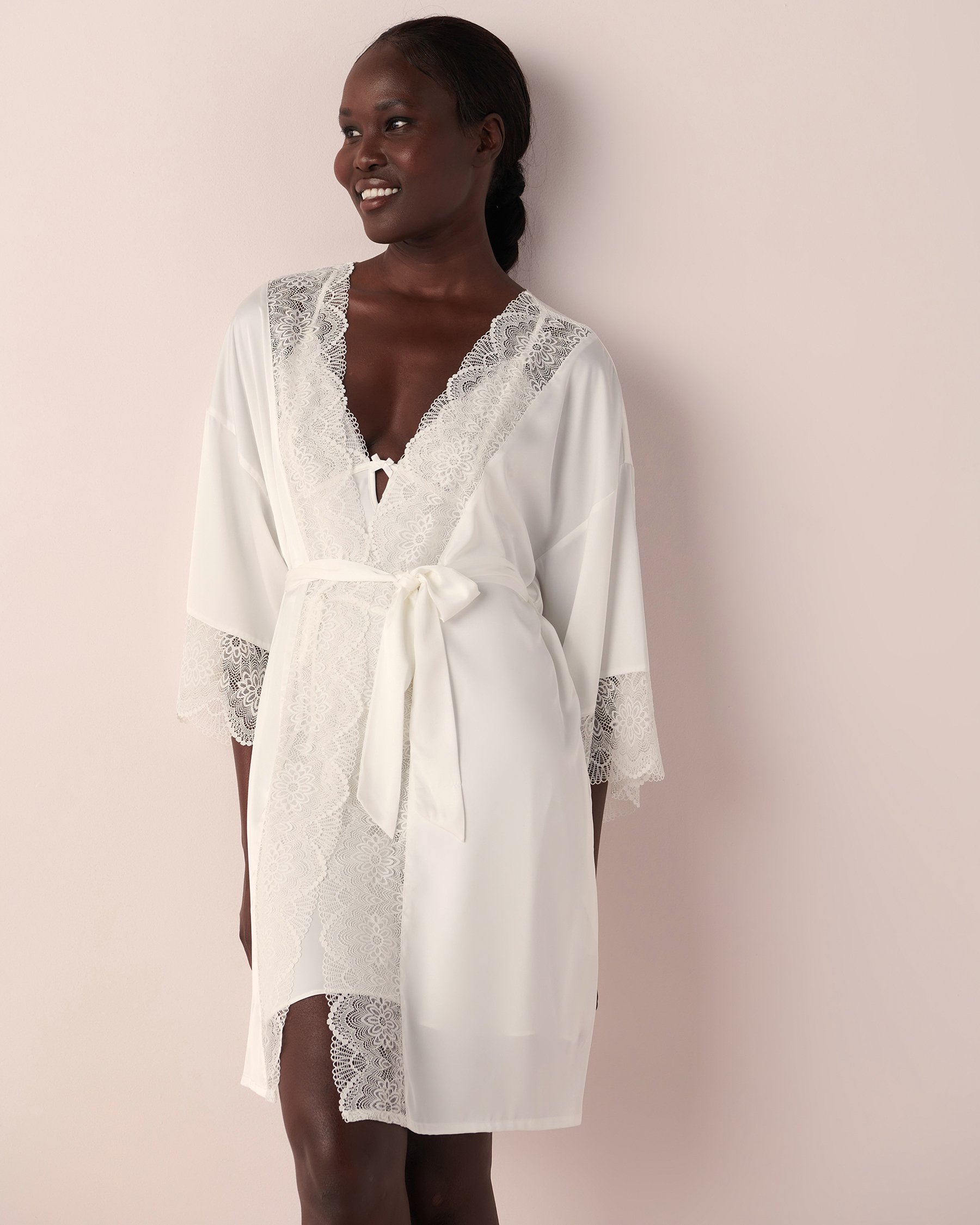 LA VIE EN ROSE Lace Trim Satin Kimono Snow white 60600045 - View4
