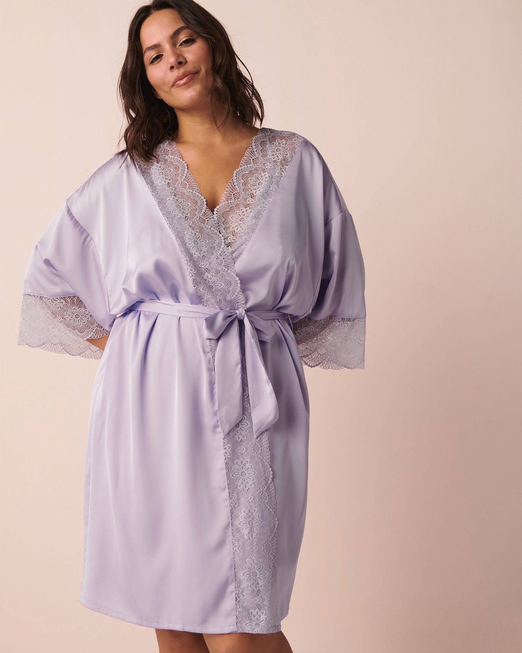 LA VIE EN ROSE Kimono en satin bordure de dentelle Lavande 60600045 - Voir5