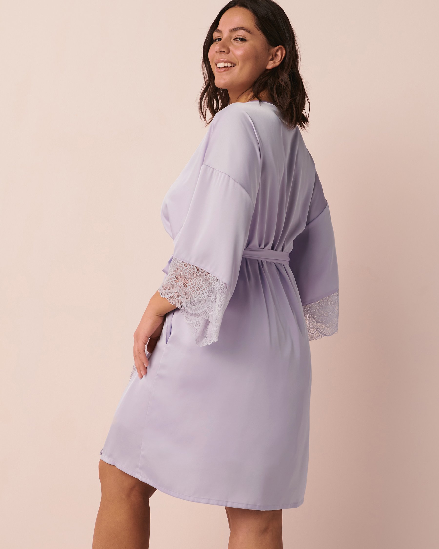 LA VIE EN ROSE Kimono en satin bordure de dentelle Lavande 60600045 - Voir6