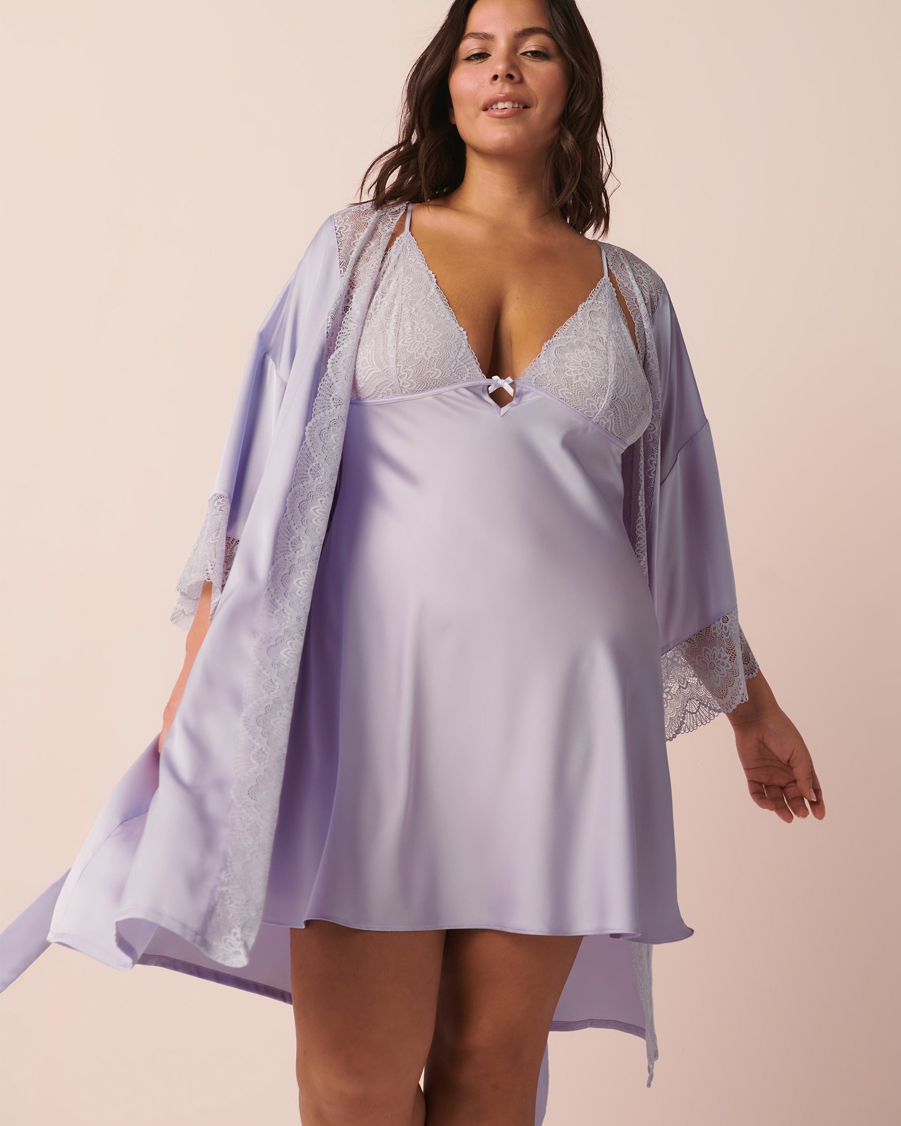 LA VIE EN ROSE Kimono en satin bordure de dentelle Lavande 60600045 - Voir7