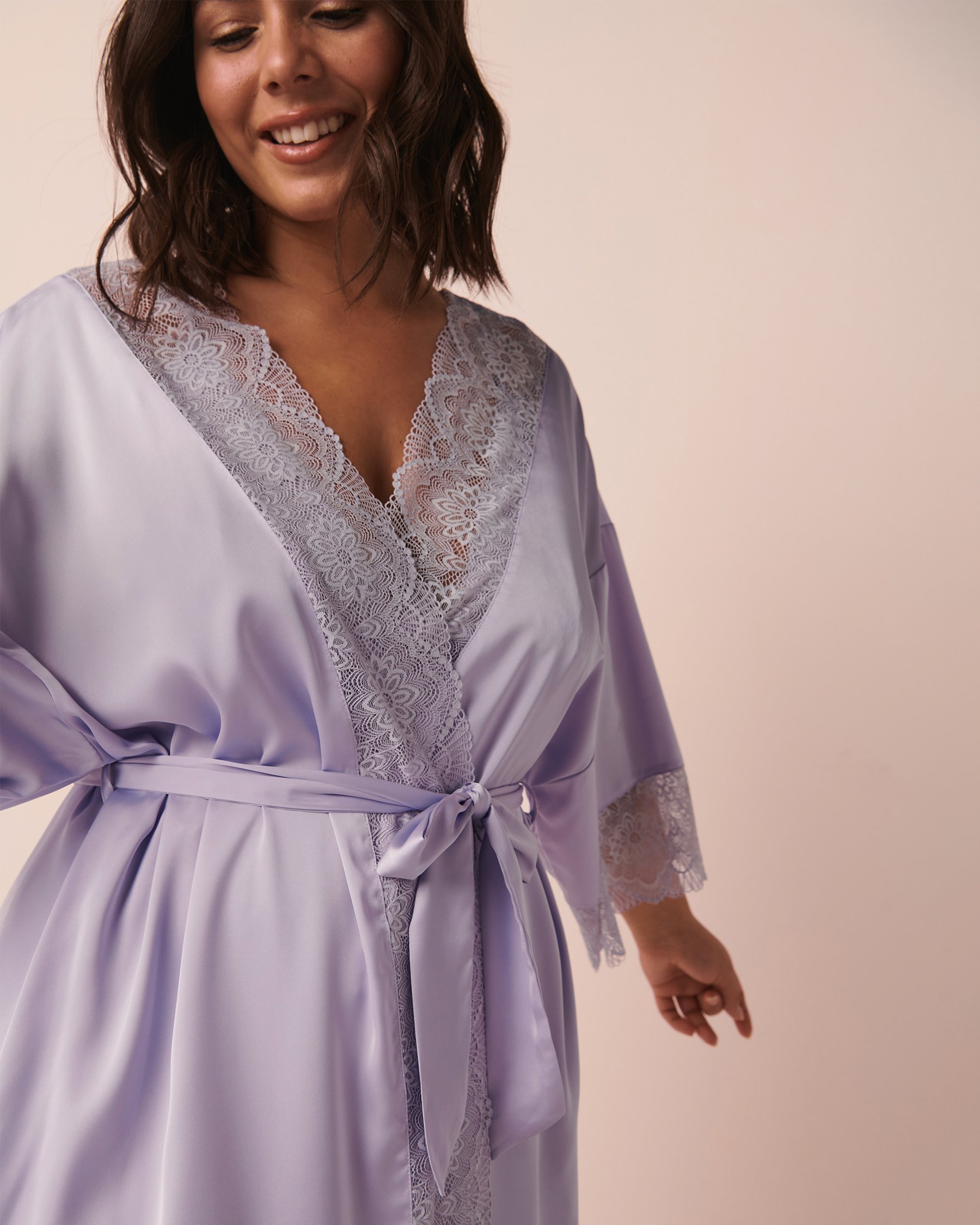 LA VIE EN ROSE Kimono en satin bordure de dentelle Lavande 60600045 - Voir8