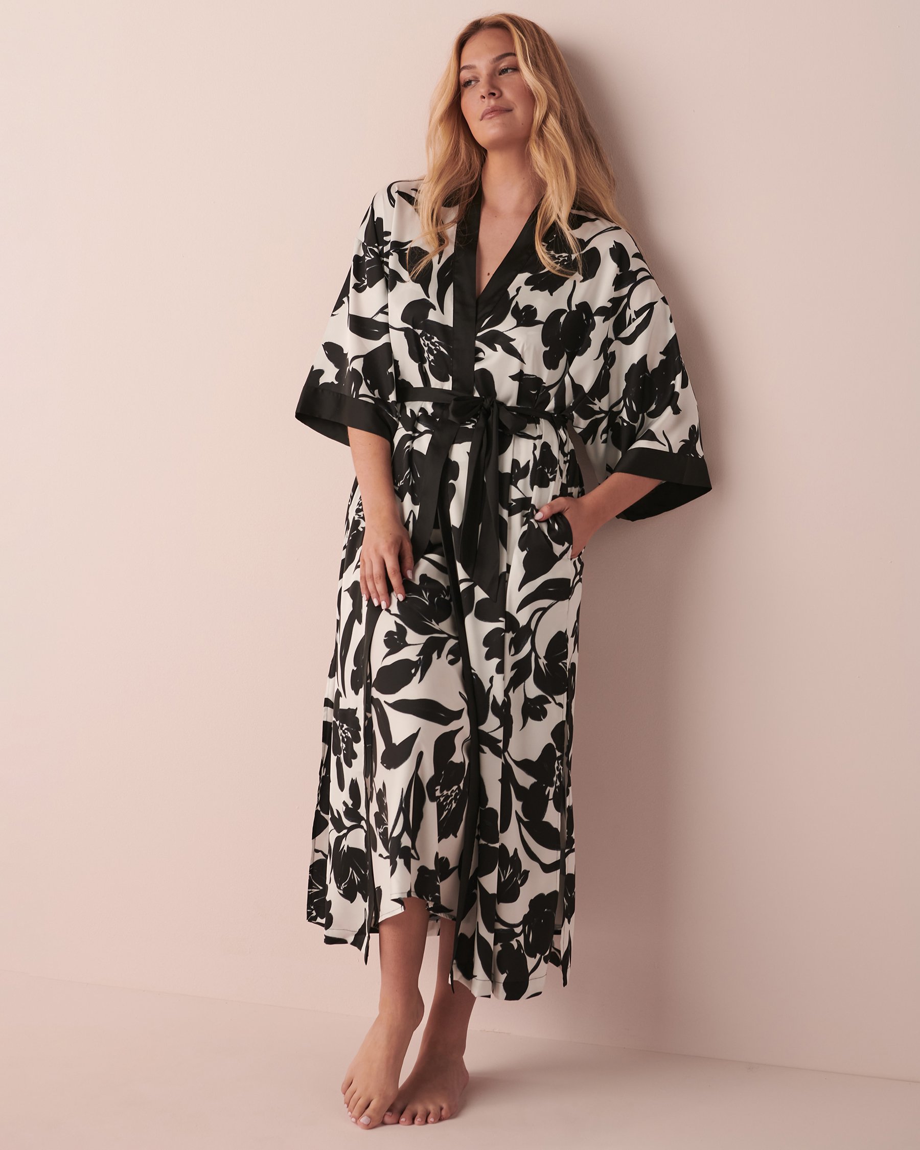 LA VIE EN ROSE Maxi Lenght Satin Kimono Black and white floral 60600048 - View1