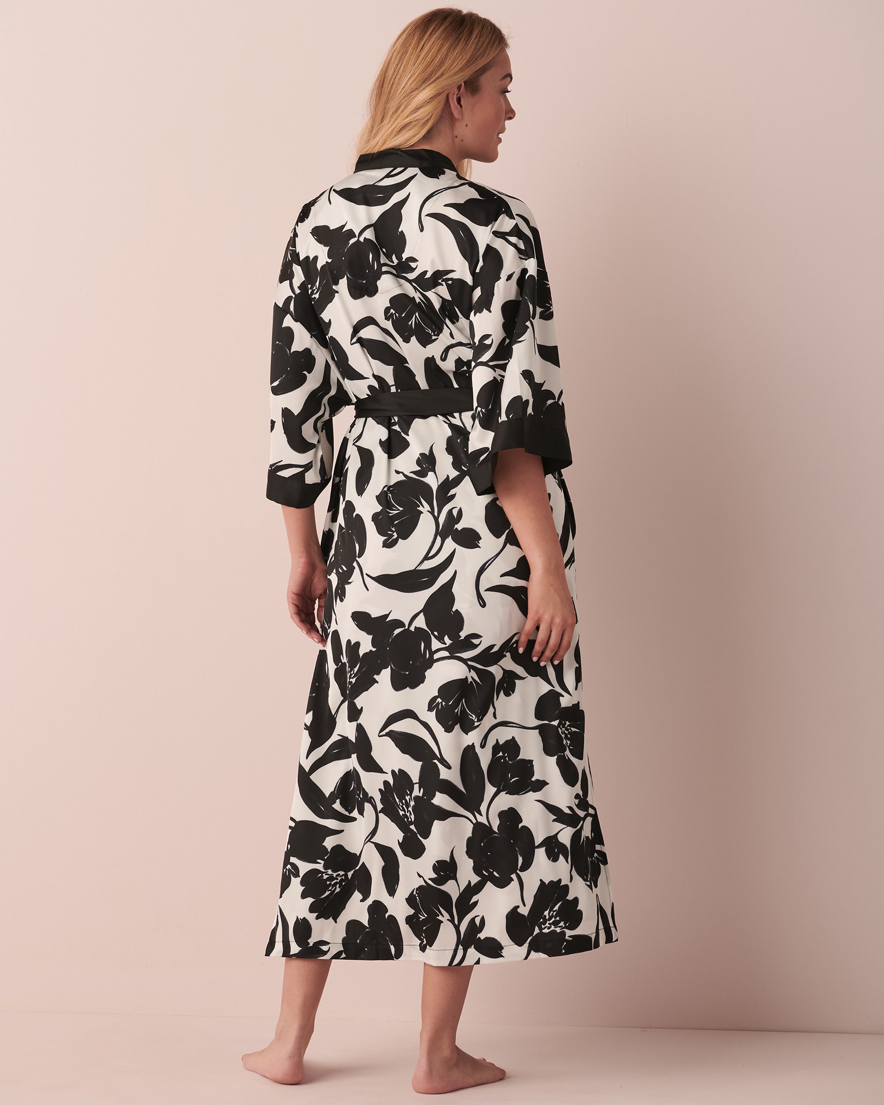 LA VIE EN ROSE Maxi Lenght Satin Kimono Black and white floral 60600048 - View2
