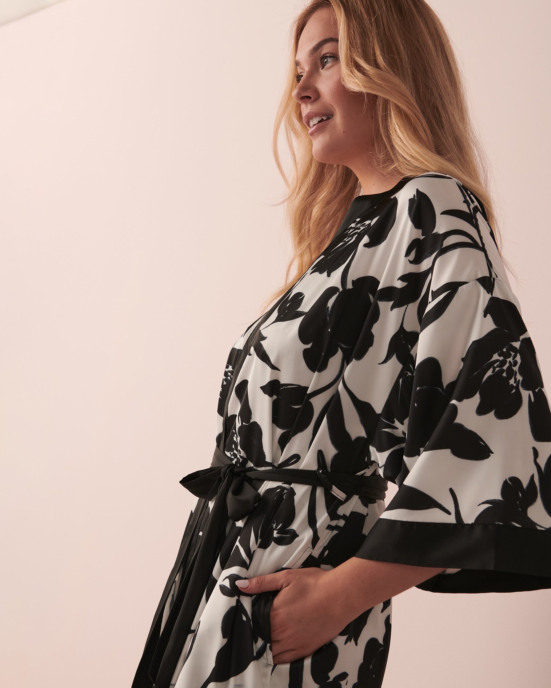 LA VIE EN ROSE Maxi Lenght Satin Kimono Black and white floral 60600048 - View3