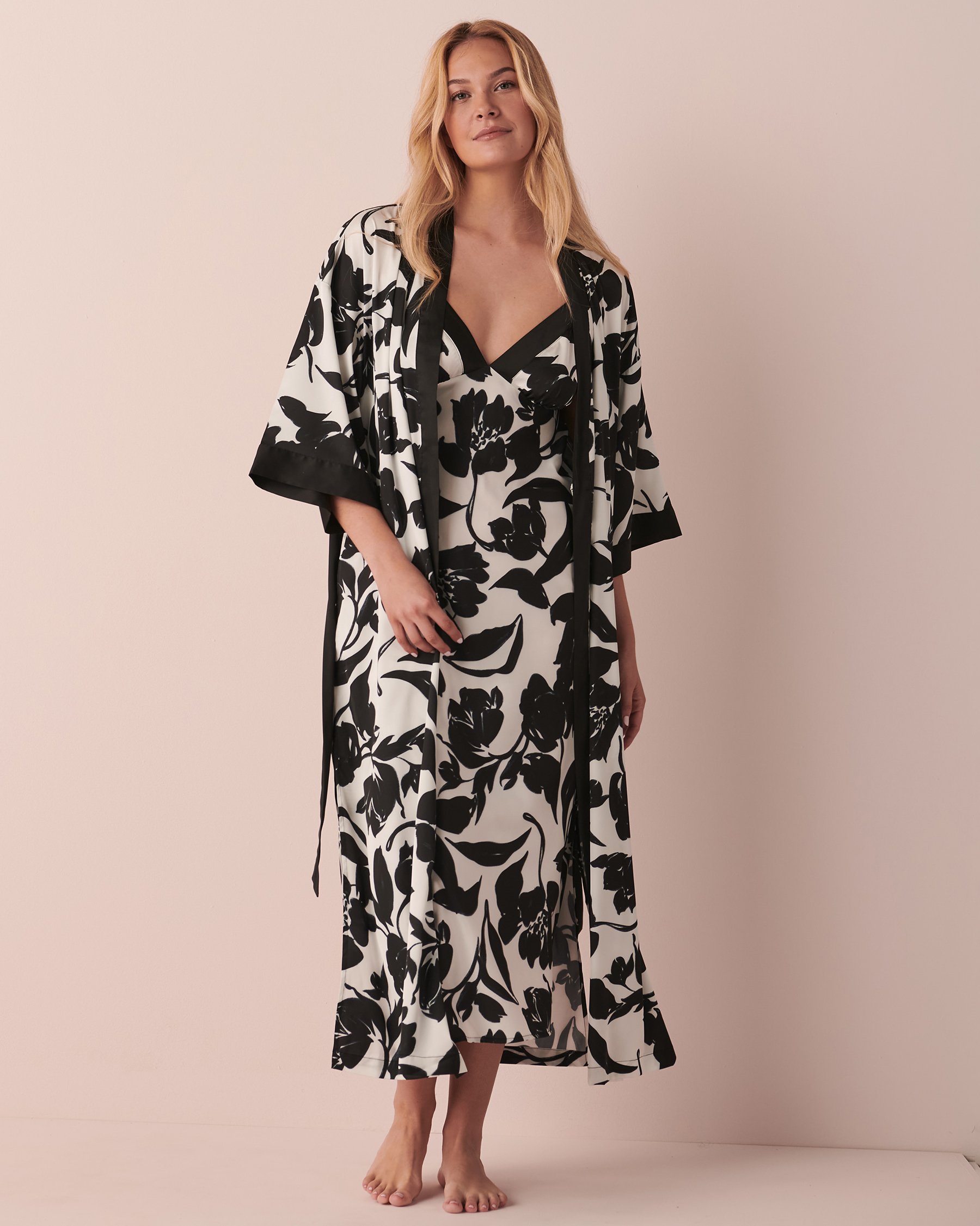 LA VIE EN ROSE Maxi Lenght Satin Kimono Black and white floral 60600048 - View4