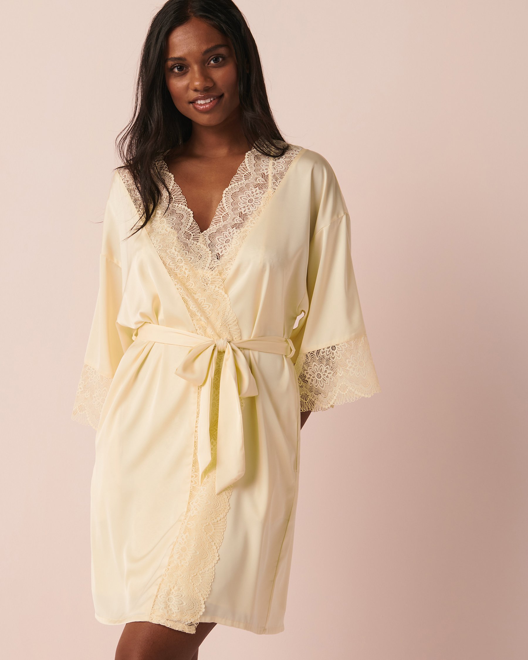 LA VIE EN ROSE Lace Trim Satin Kimono Light yellow 60600045 - View3