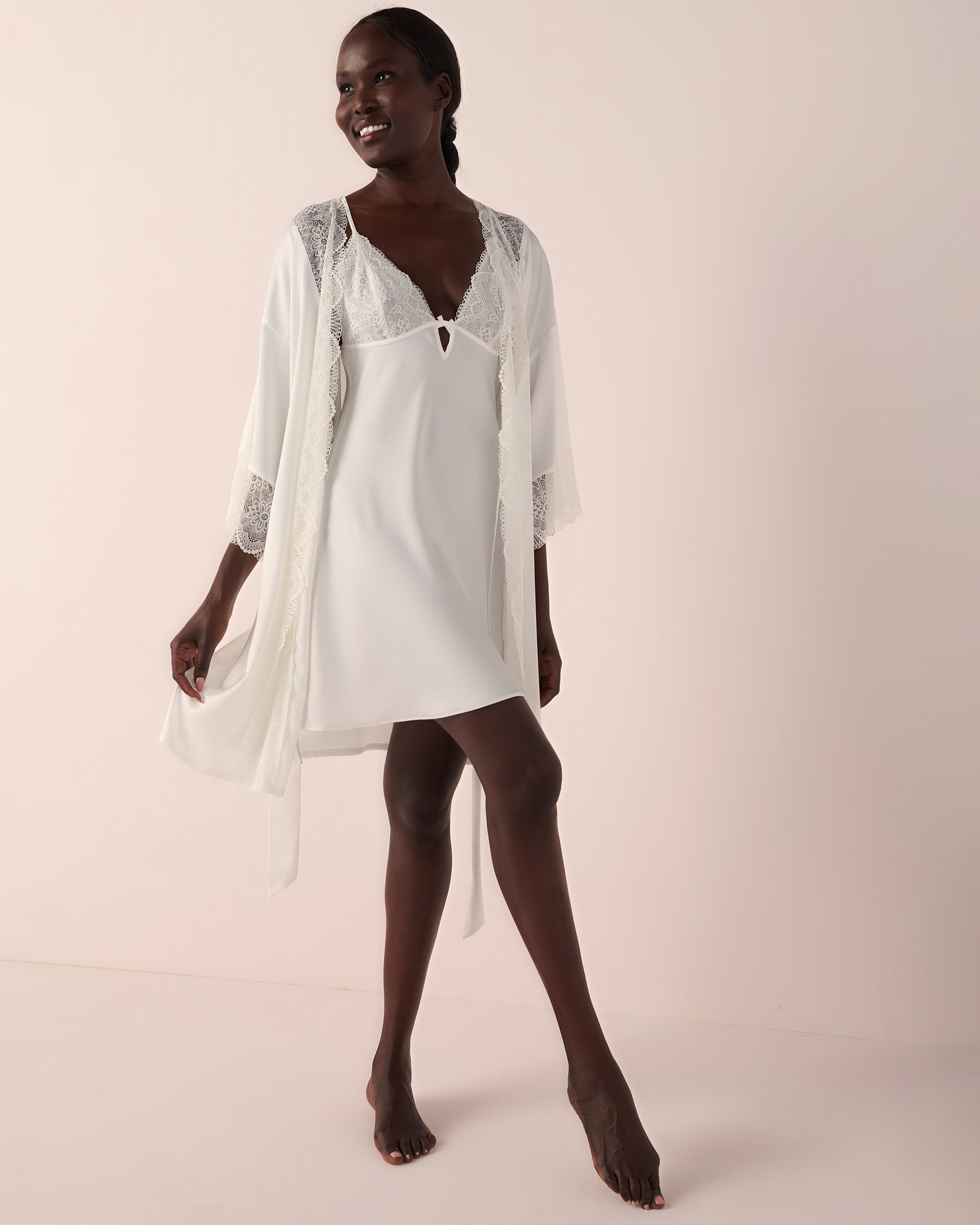 LA VIE EN ROSE Lace Trim Satin Kimono Snow white 60600045 - View2