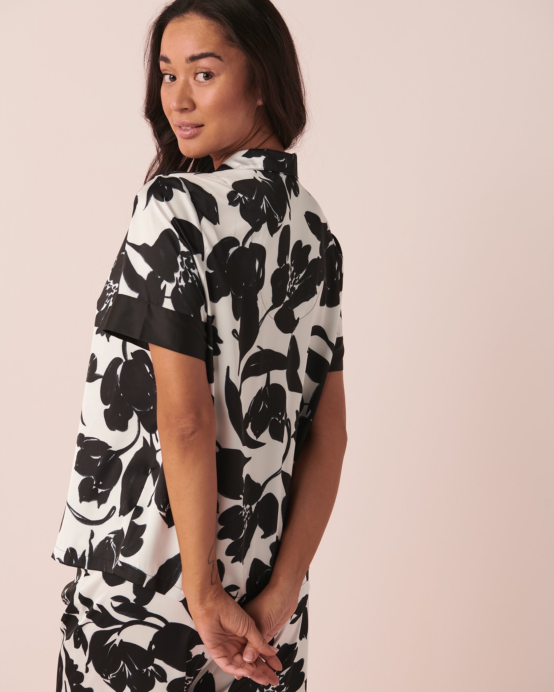 LA VIE EN ROSE Satin Short Sleeve Button-down Shirt Black and white floral 60100061 - View2