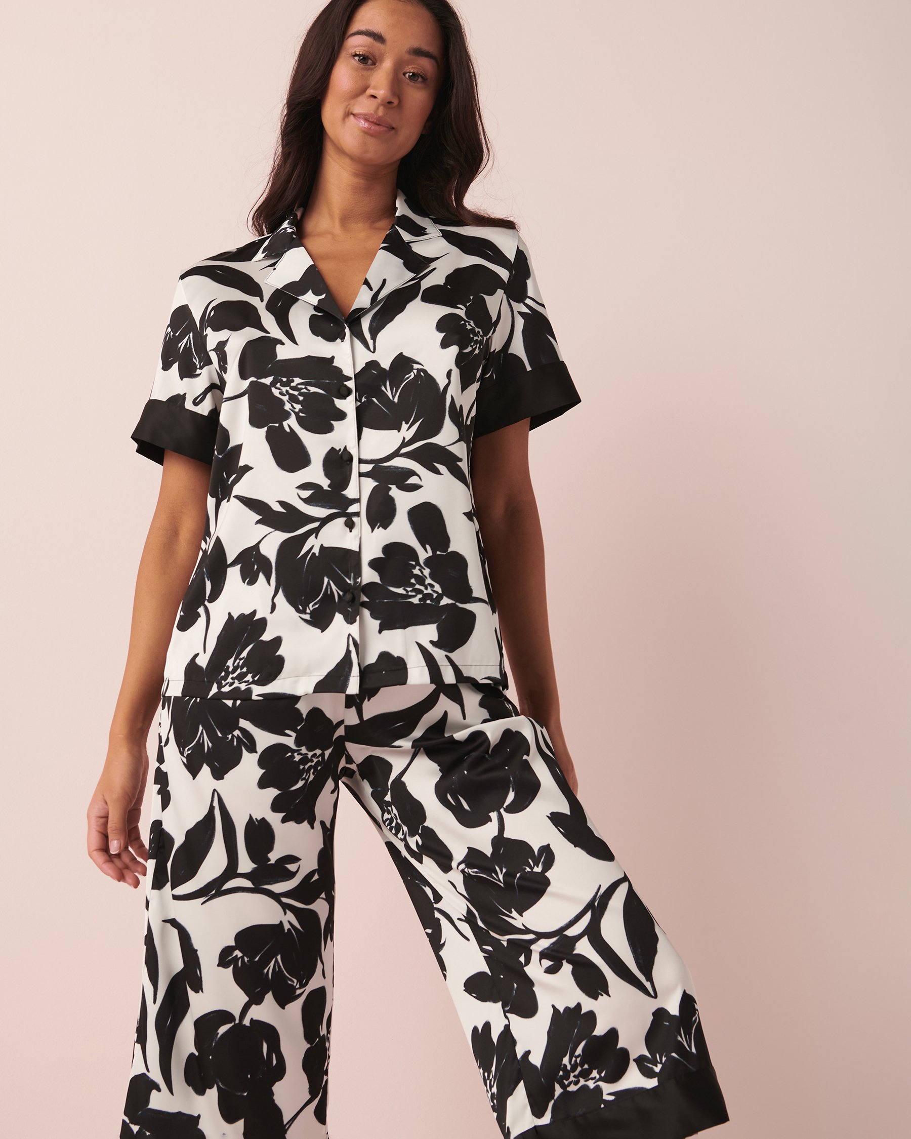 LA VIE EN ROSE Satin Short Sleeve Button-down Shirt Black and white floral 60100061 - View3