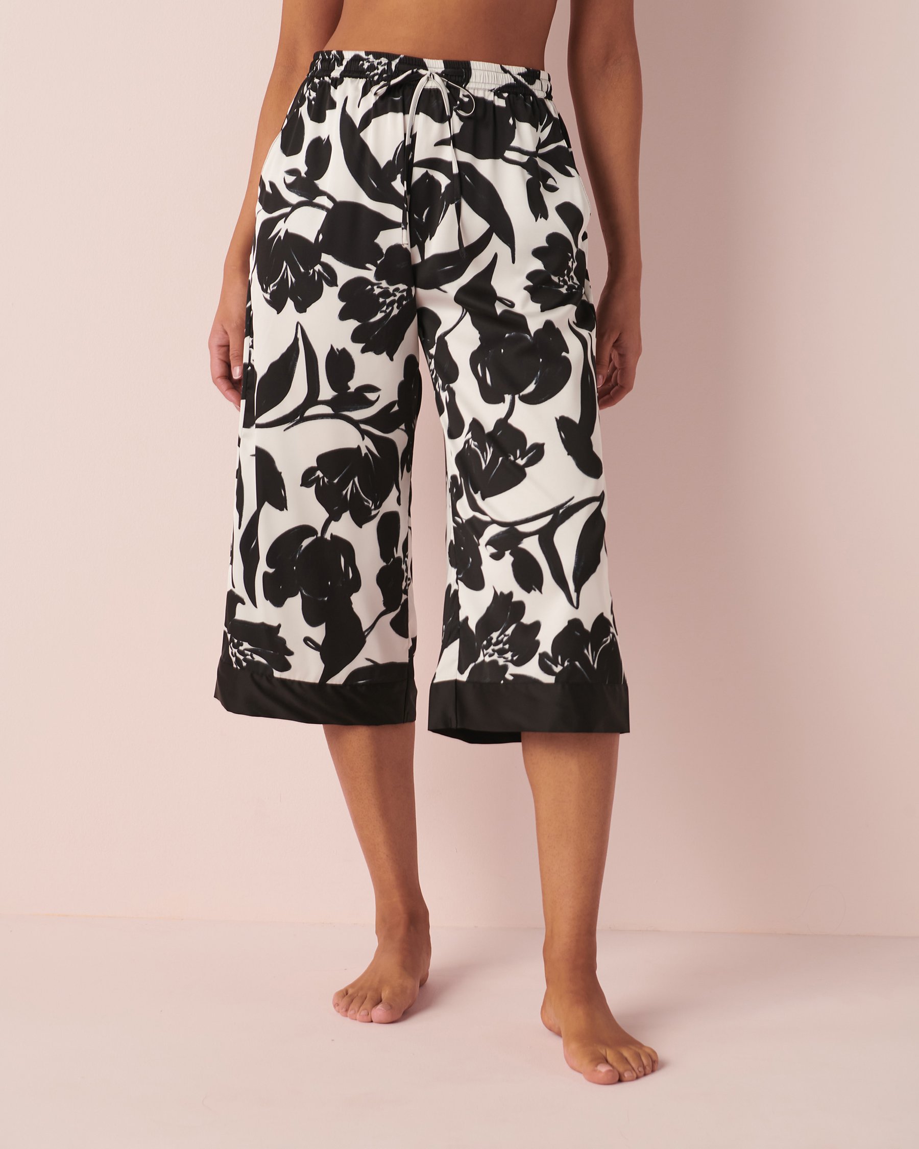 LA VIE EN ROSE Satin Wide Leg Capri Black and white floral 60200059 - View1