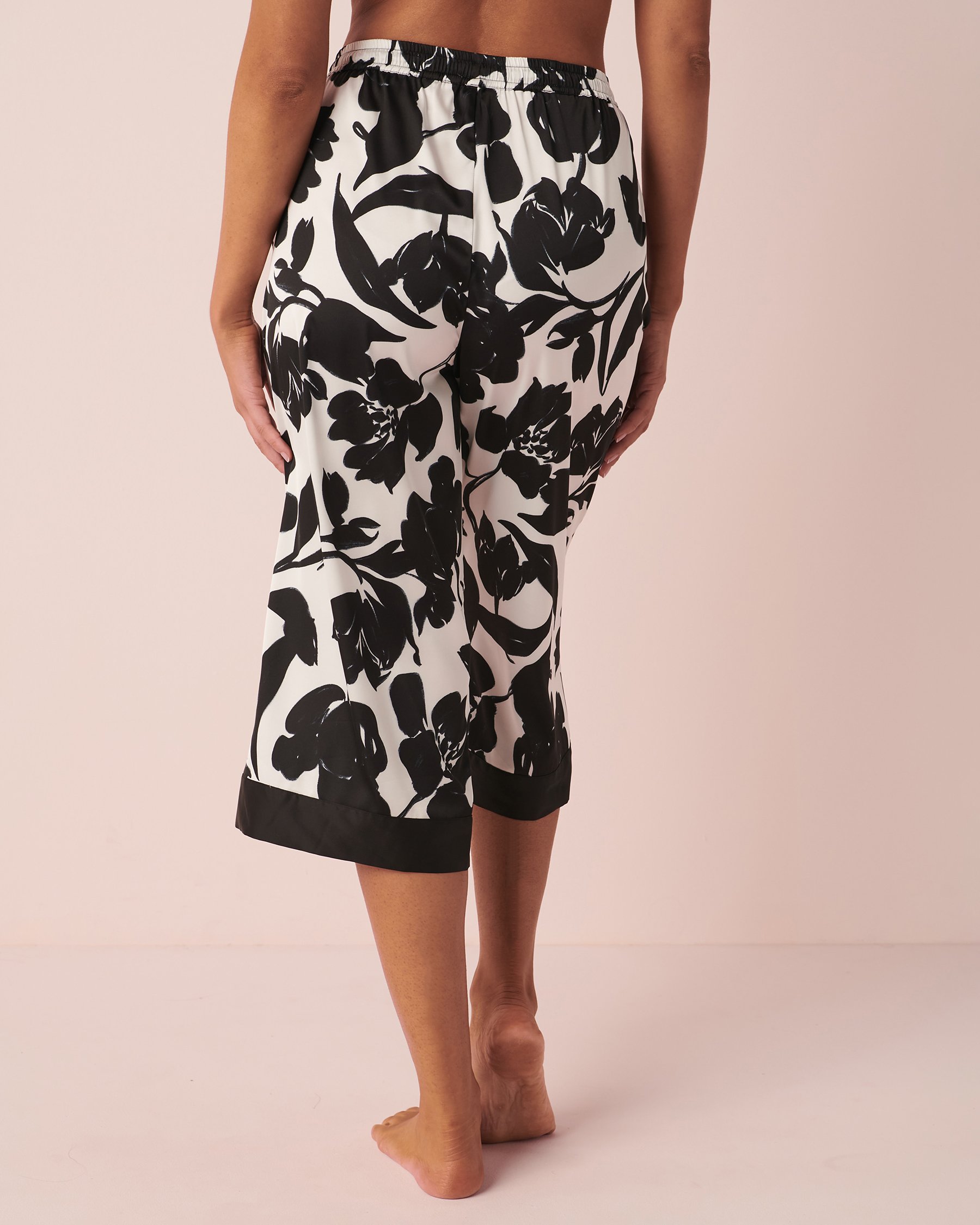 LA VIE EN ROSE Satin Wide Leg Capri Black and white floral 60200059 - View2