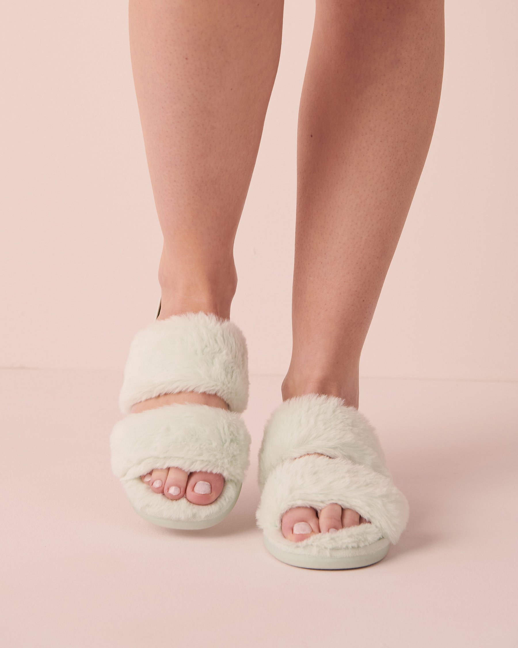 LA VIE EN ROSE Pantoufles mules ouvertes en peluche Bleu opal 40700263 - Voir3