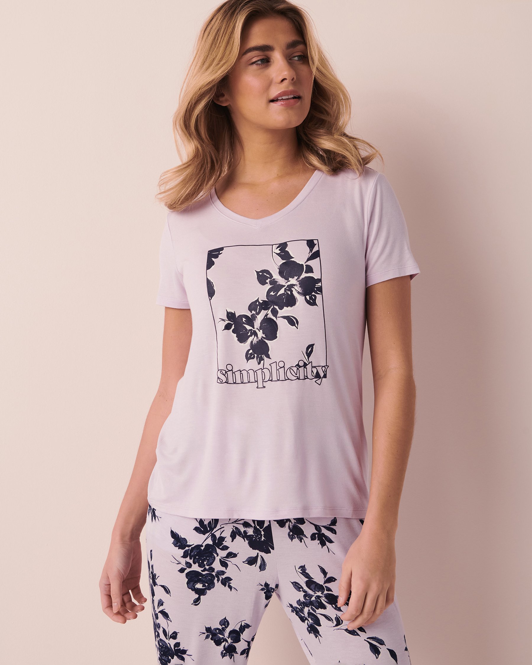 LA VIE EN ROSE Soft Jersey V-neck T-shirt Light lilac 40100427 - View1