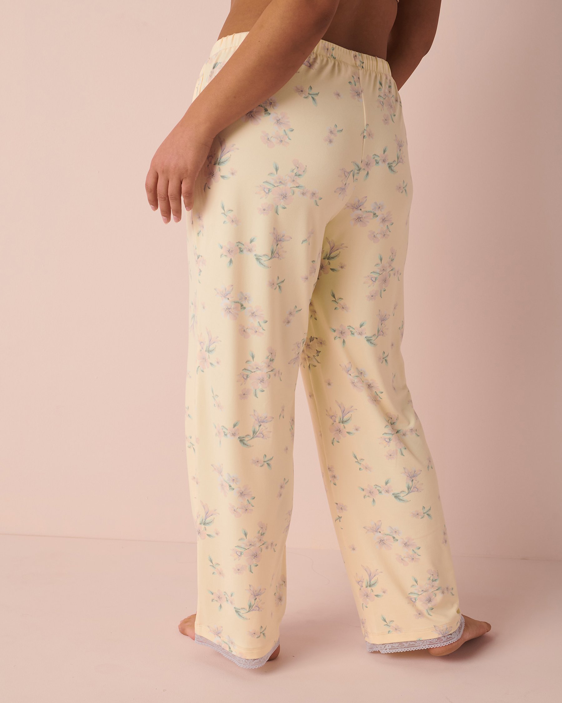 LA VIE EN ROSE Super Soft Lace Detail Pant Lilac oasis 40200411 - View2