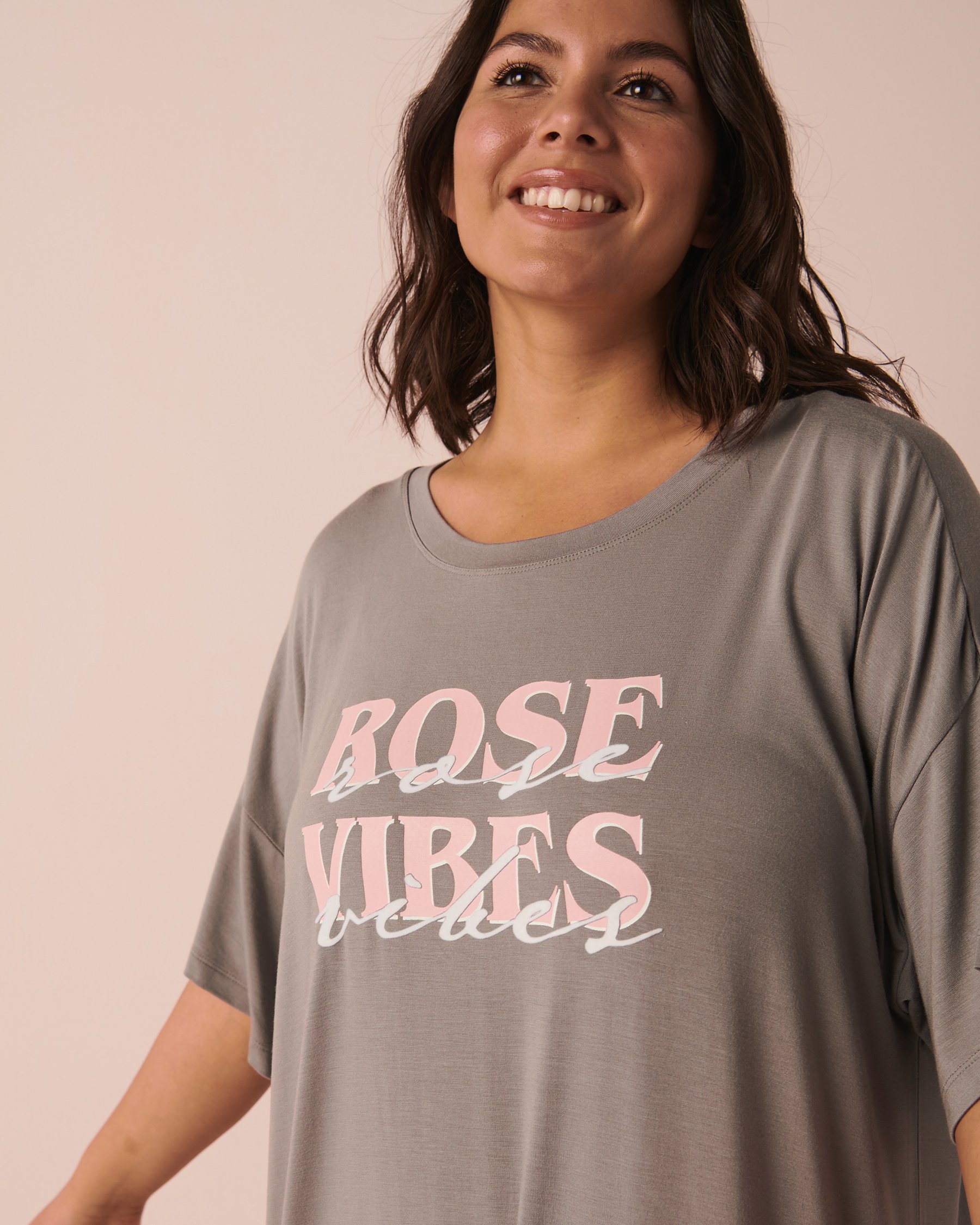 LA VIE EN ROSE Longue chemise de nuit en bambou Gris foncé 40500260 - Voir5