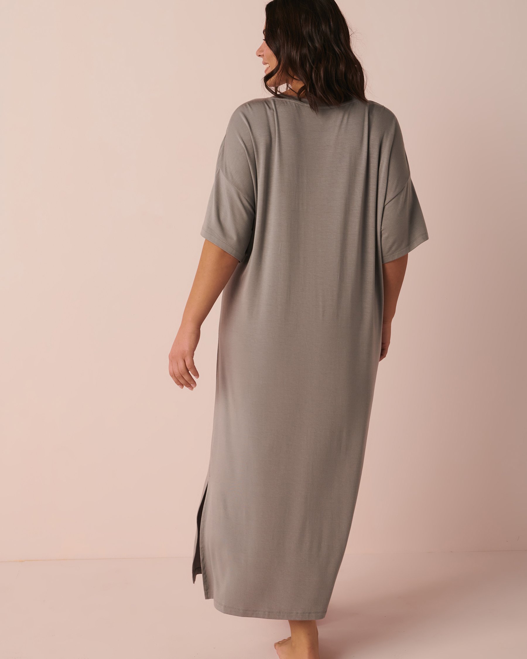 LA VIE EN ROSE Longue chemise de nuit en bambou Gris foncé 40500260 - Voir6