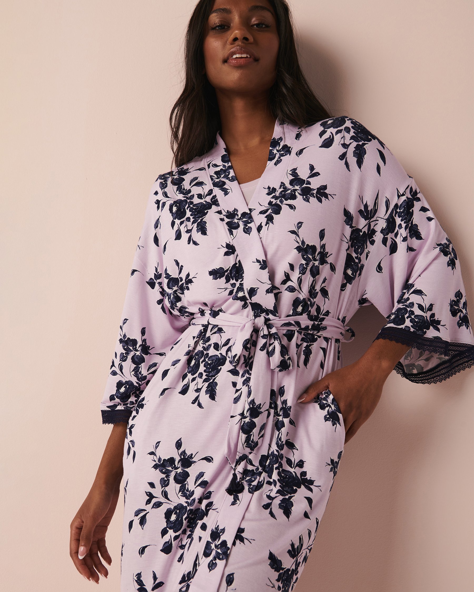 LA VIE EN ROSE Soft Jersey Lace Trim Kimono Lilac floral 40600126 - View2