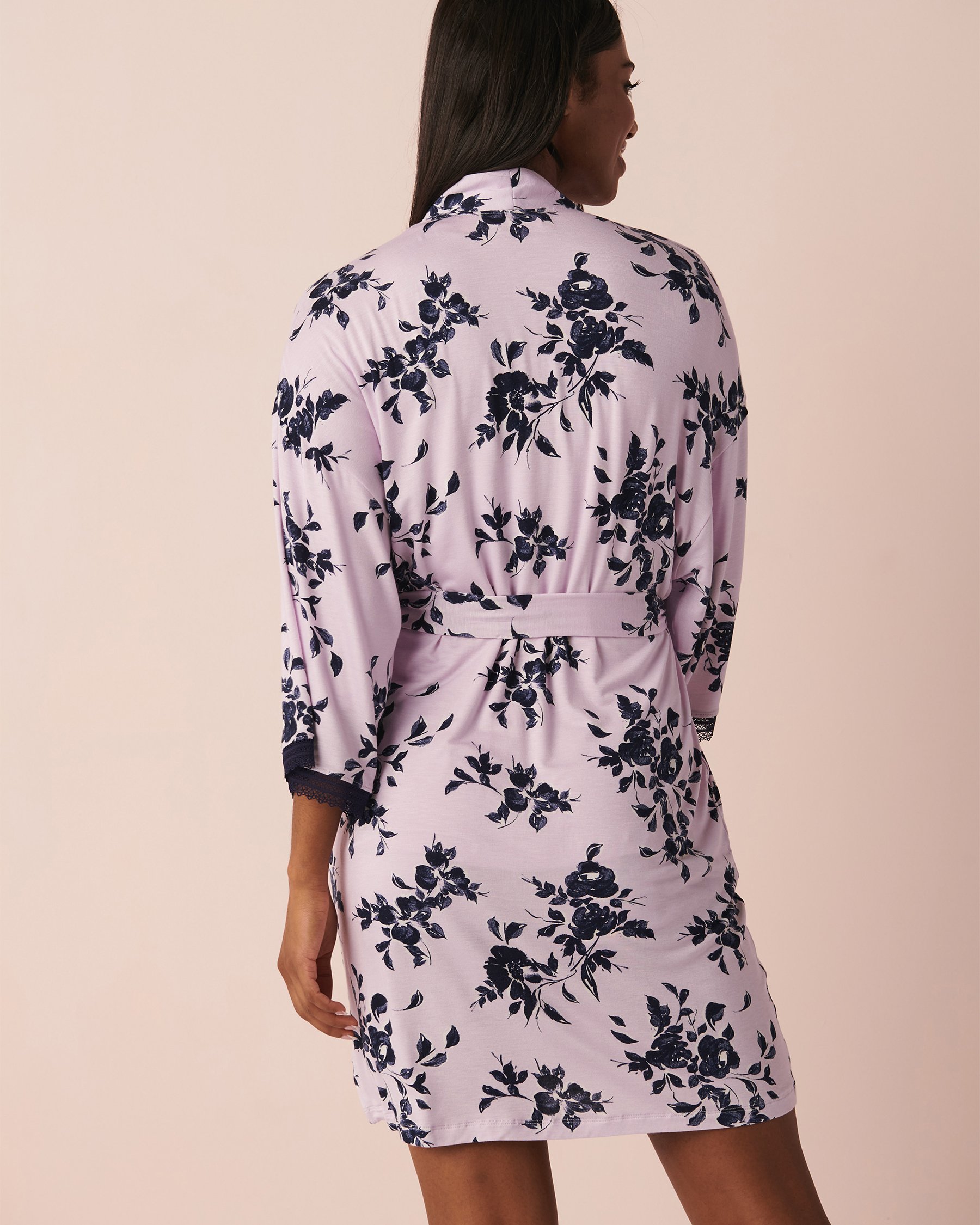 LA VIE EN ROSE Soft Jersey Lace Trim Kimono Lilac floral 40600126 - View4