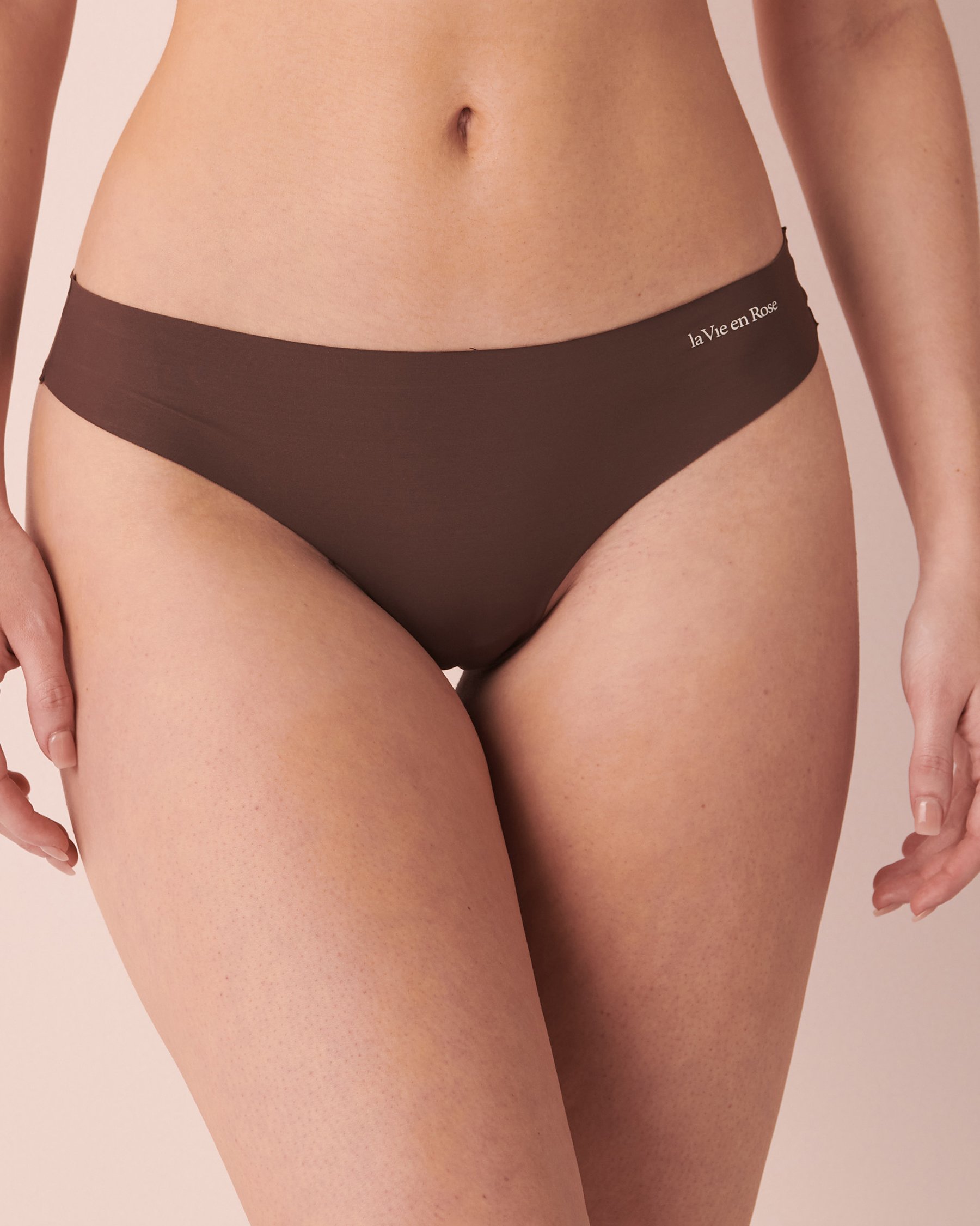 LA VIE EN ROSE Microfiber No-show Thong Panty Smooth coffee 20200323 - View1