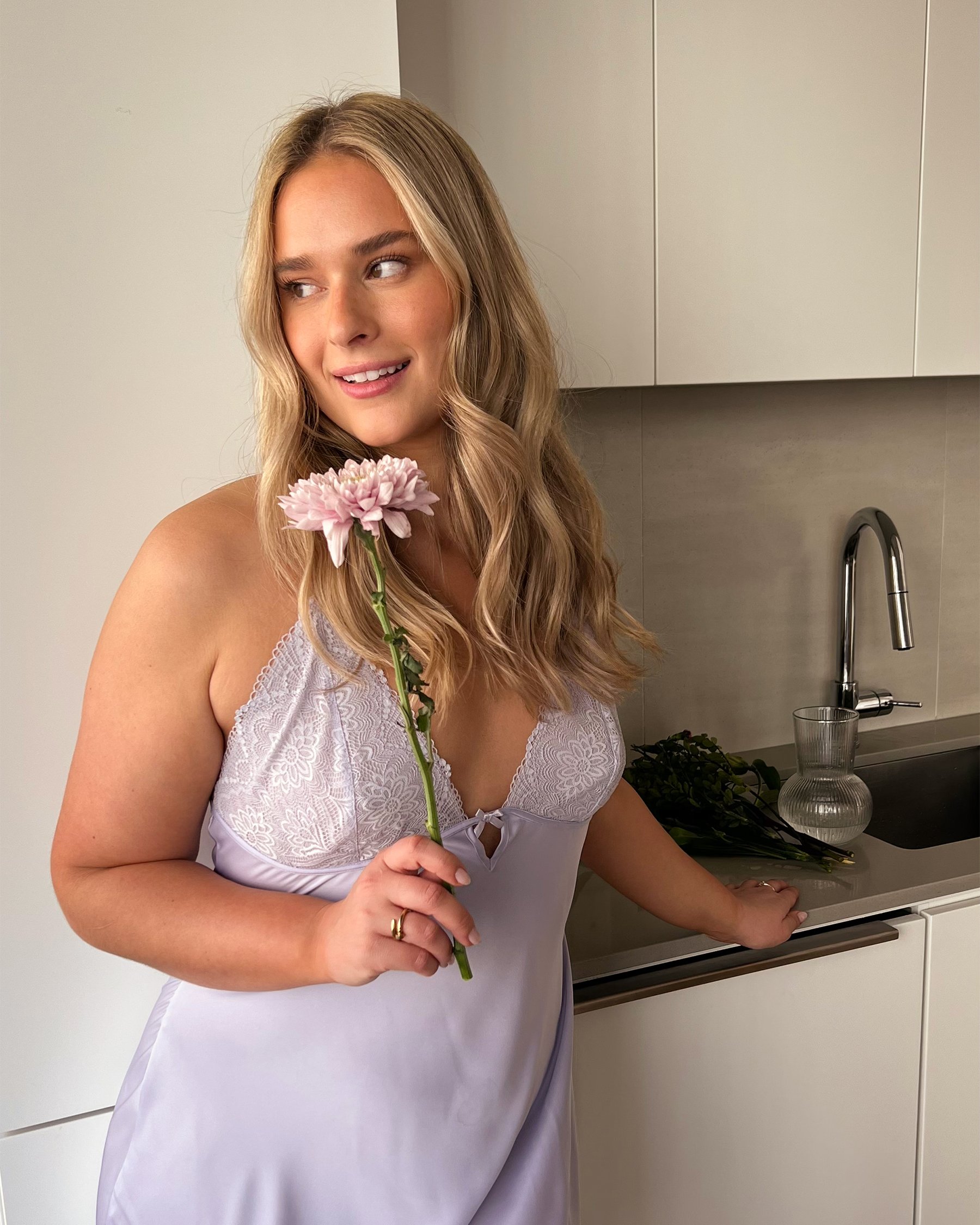 LA VIE EN ROSE Nuisette en satin détail de dentelle Lavande 60500086 - Voir9