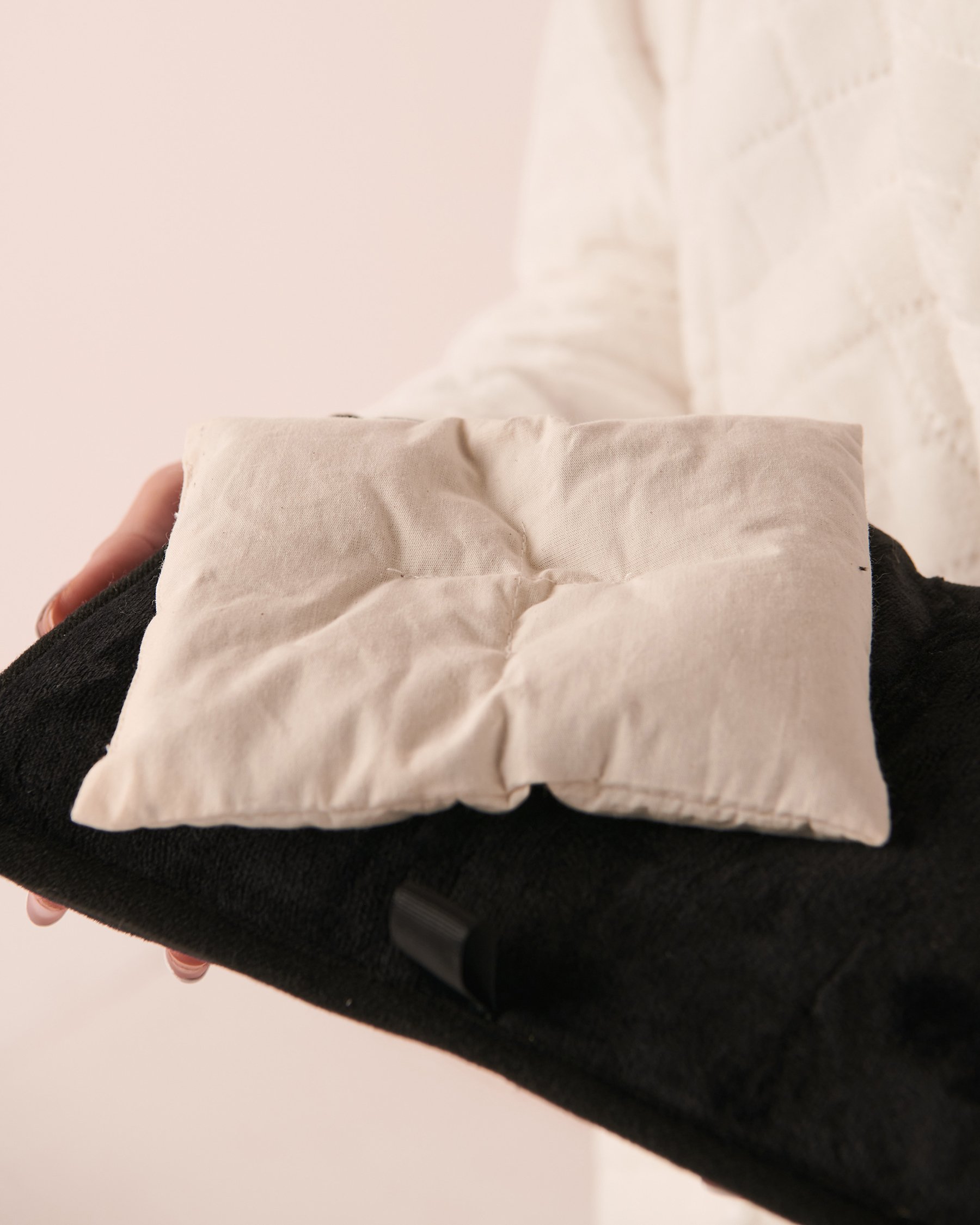 LA VIE EN ROSE Bean Bag Black 40700267 - View3