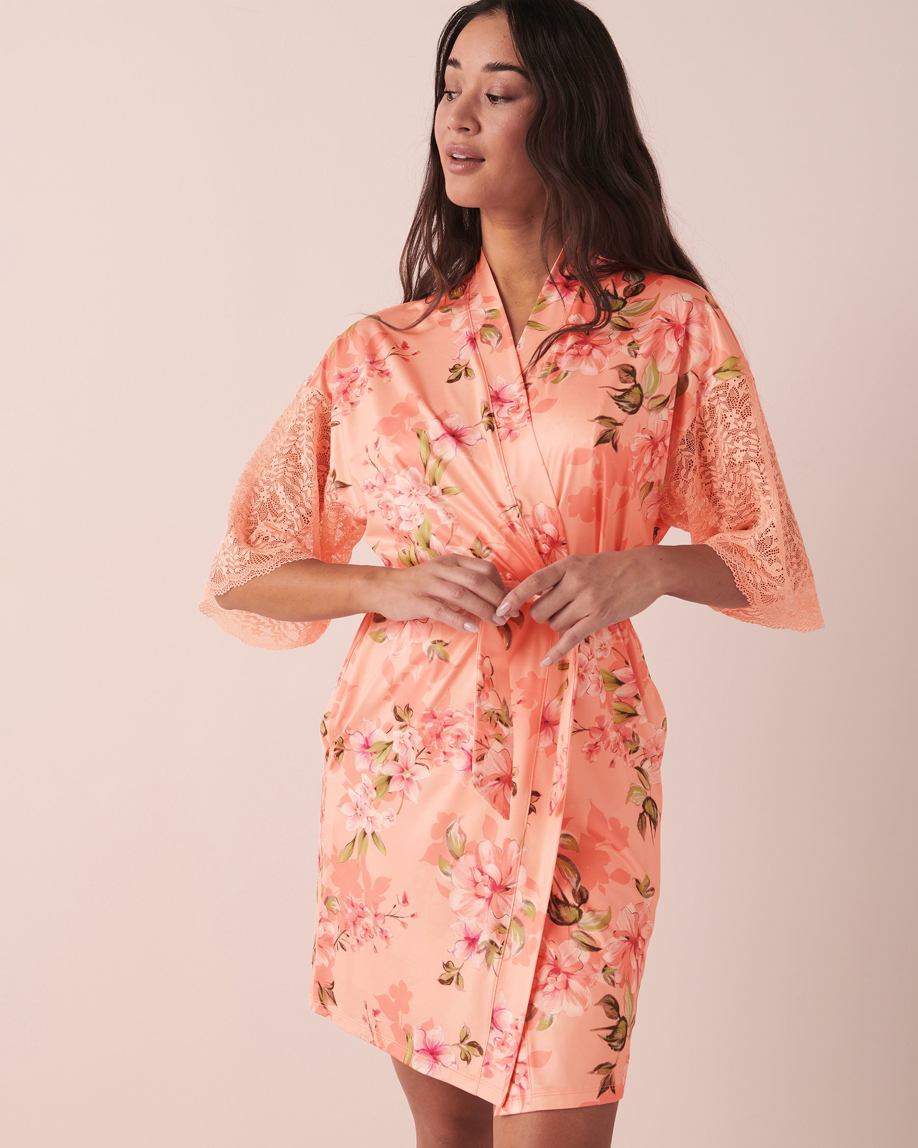LA VIE EN ROSE Kimono détail de dentelle en fibres recyclées Floral pêche 60600050 - Voir3