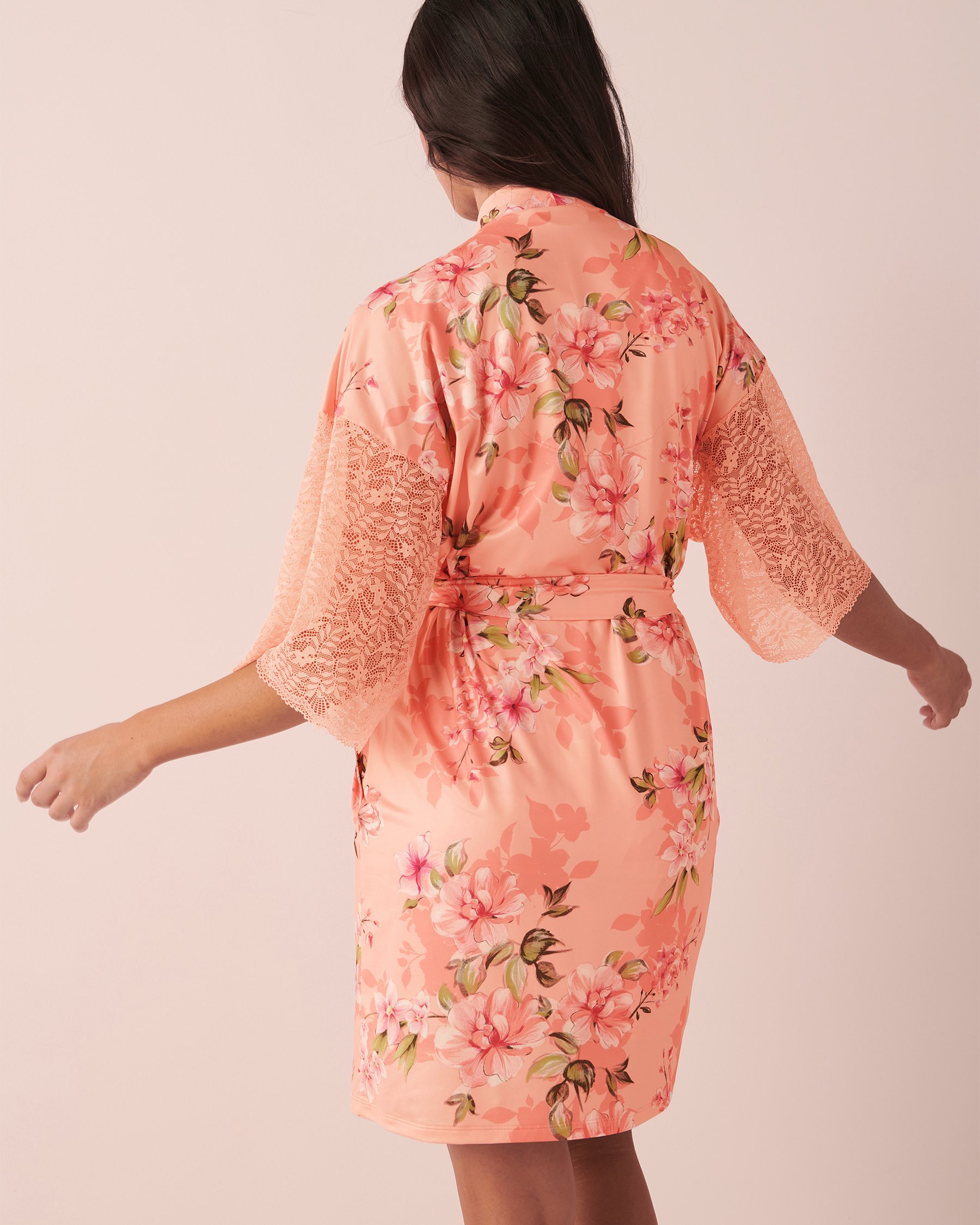 LA VIE EN ROSE Kimono détail de dentelle en fibres recyclées Floral pêche 60600050 - Voir2