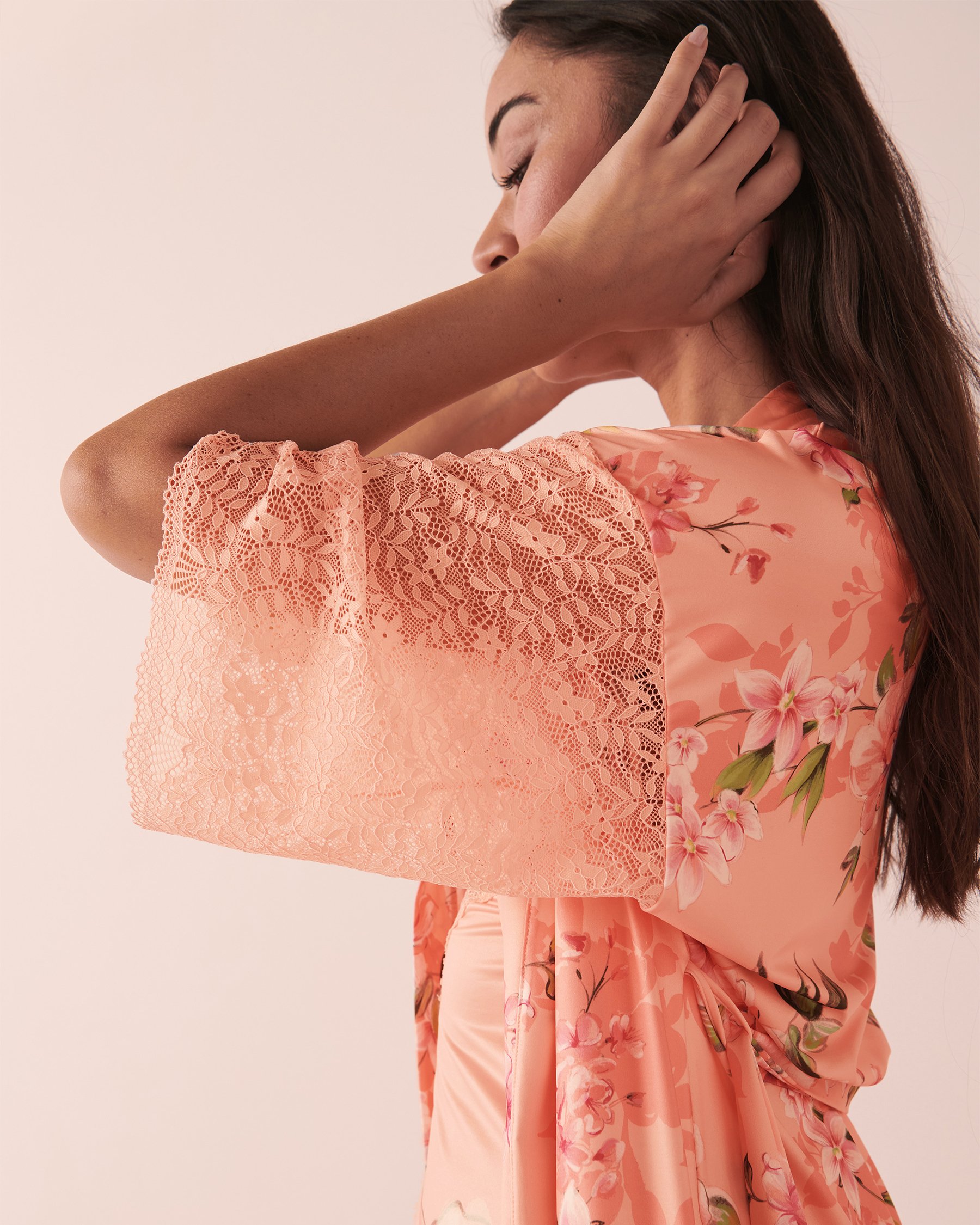 LA VIE EN ROSE Kimono détail de dentelle en fibres recyclées Floral pêche 60600050 - Voir5