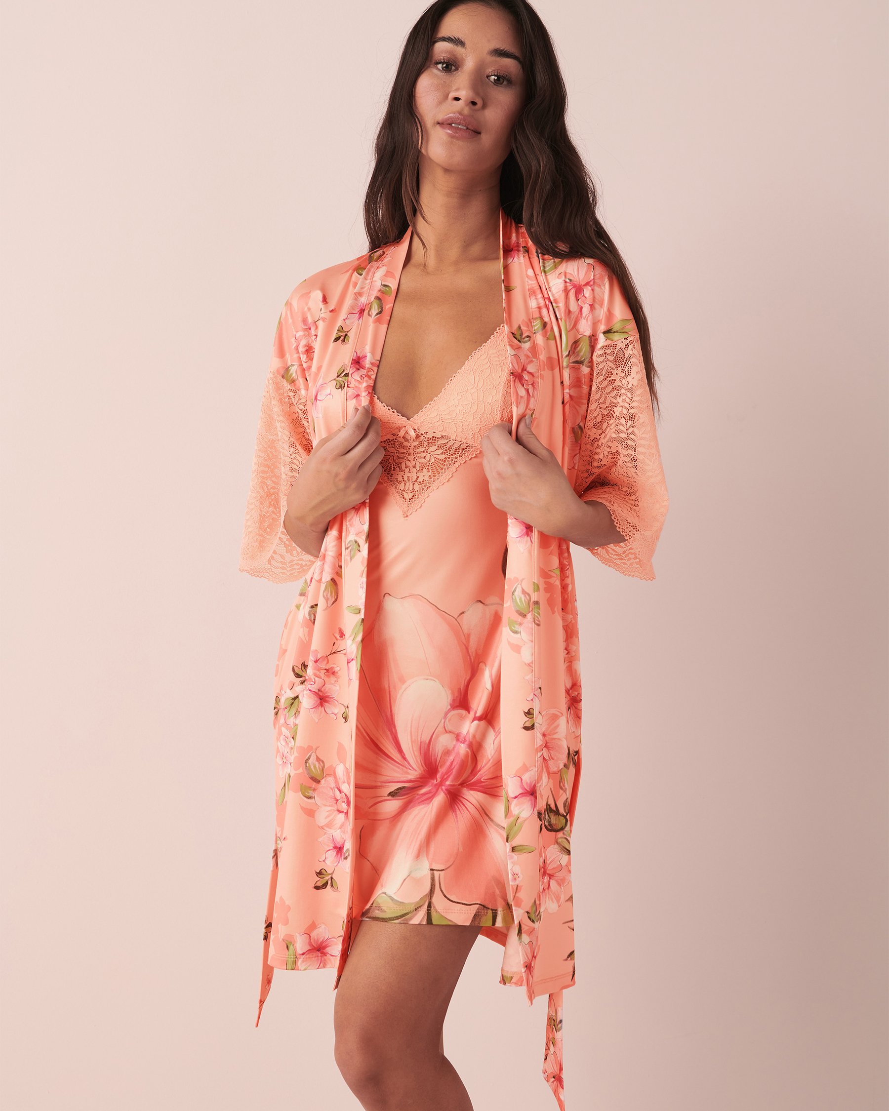 LA VIE EN ROSE Kimono détail de dentelle en fibres recyclées Floral pêche 60600050 - Voir6