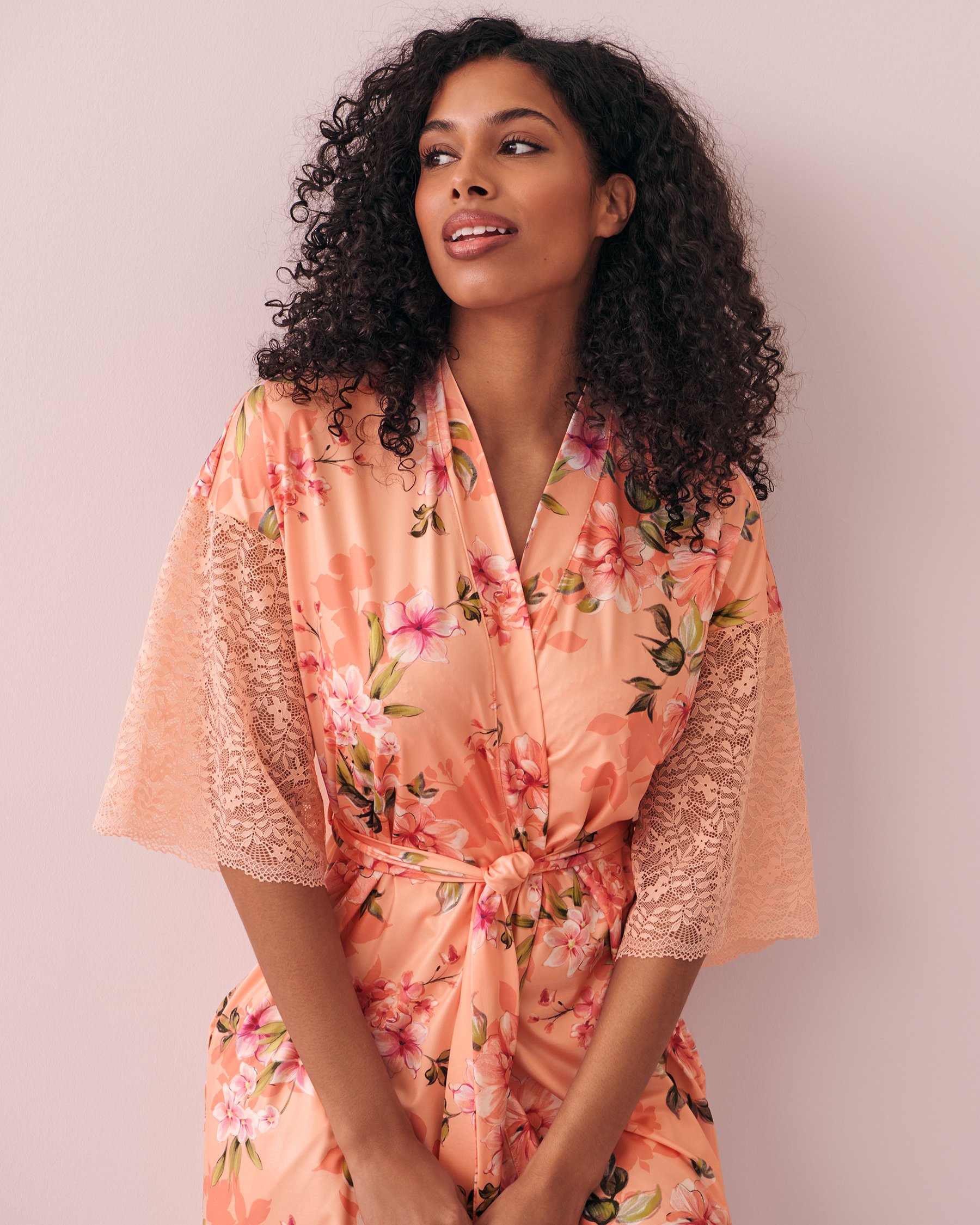 LA VIE EN ROSE Kimono détail de dentelle en fibres recyclées Floral pêche 60600050 - Voir1