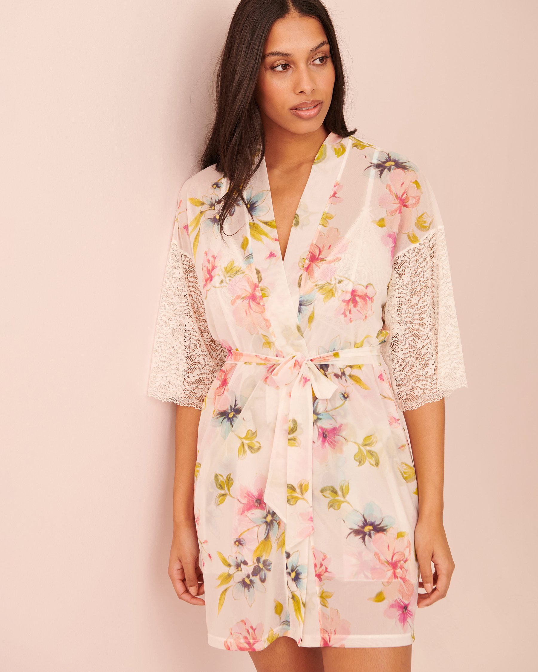 LA VIE EN ROSE Kimono en résille et dentelle Floral blanc 60600051 - Voir2