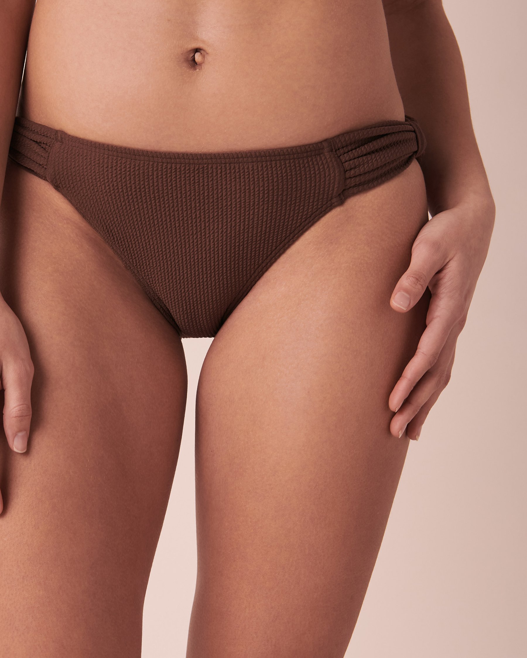 LA VIE EN ROSE AQUA Bas de bikini côtés noués TEXTURED Café velouté 70300440 - Voir1