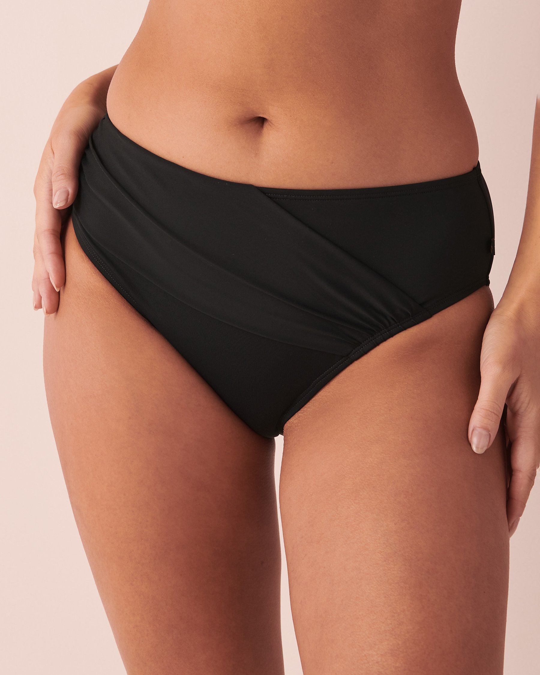 LA VIE EN ROSE AQUA SOLID Mid Waist Bikini Bottom Black 70300451 - View1