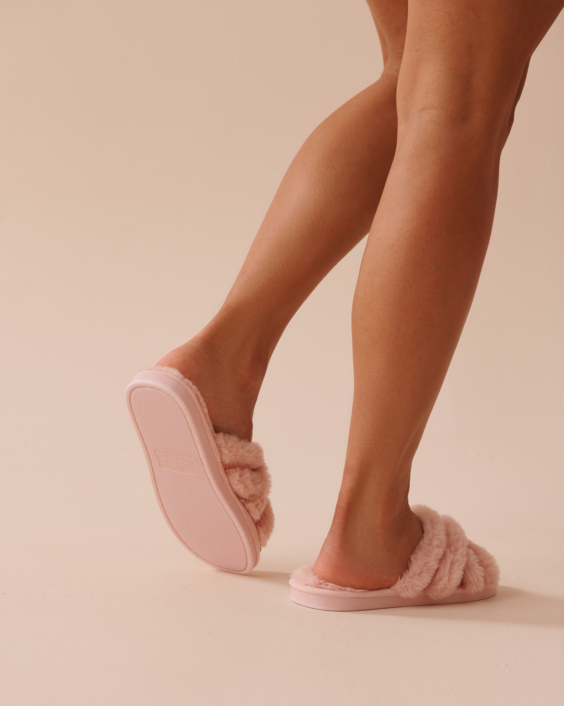 LA VIE EN ROSE Pantoufles en fausse fourrure Rose saumon 40700333 - Voir2