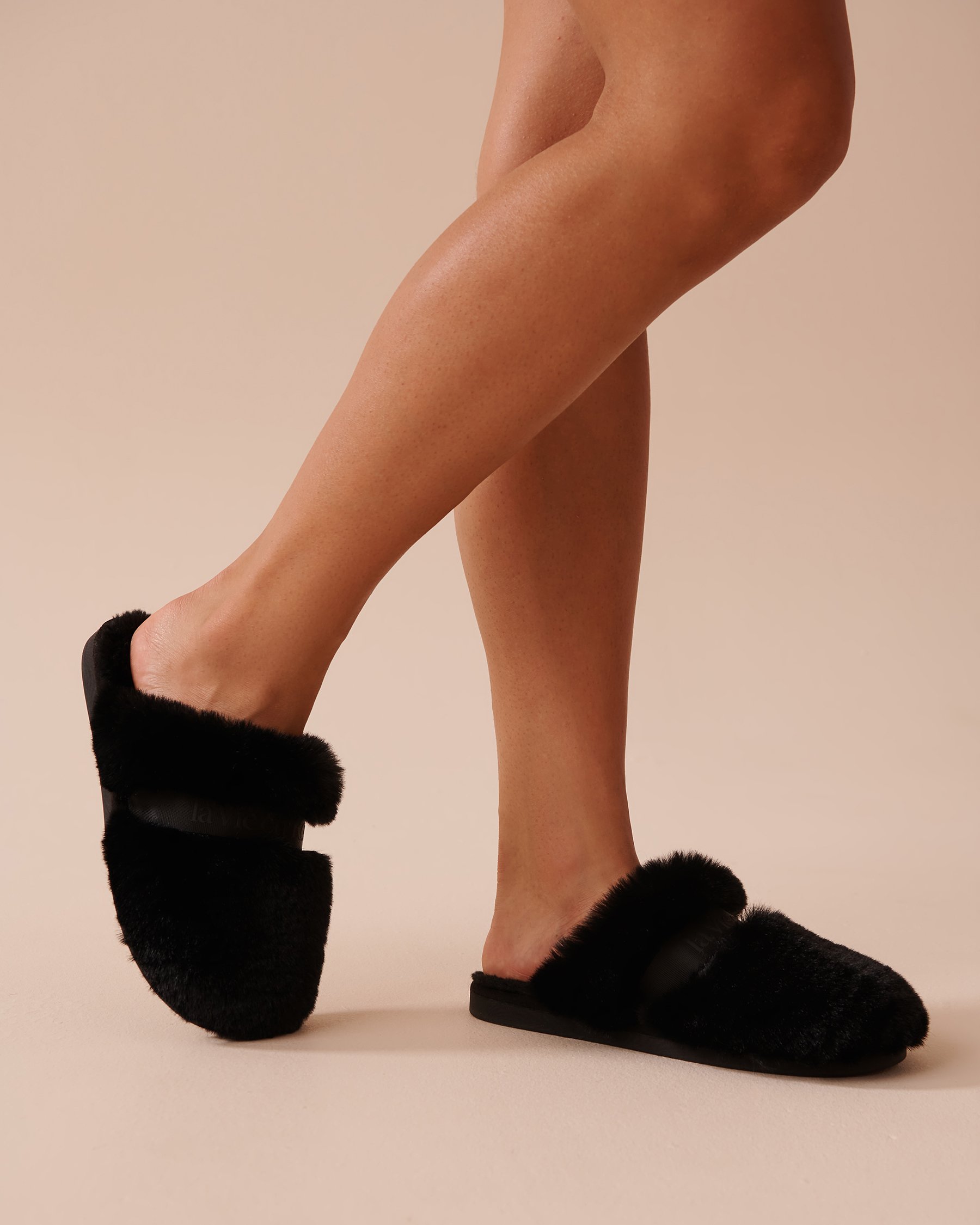 LA VIE EN ROSE Faux Fur Crossed Slippers Black 40700335 - View3