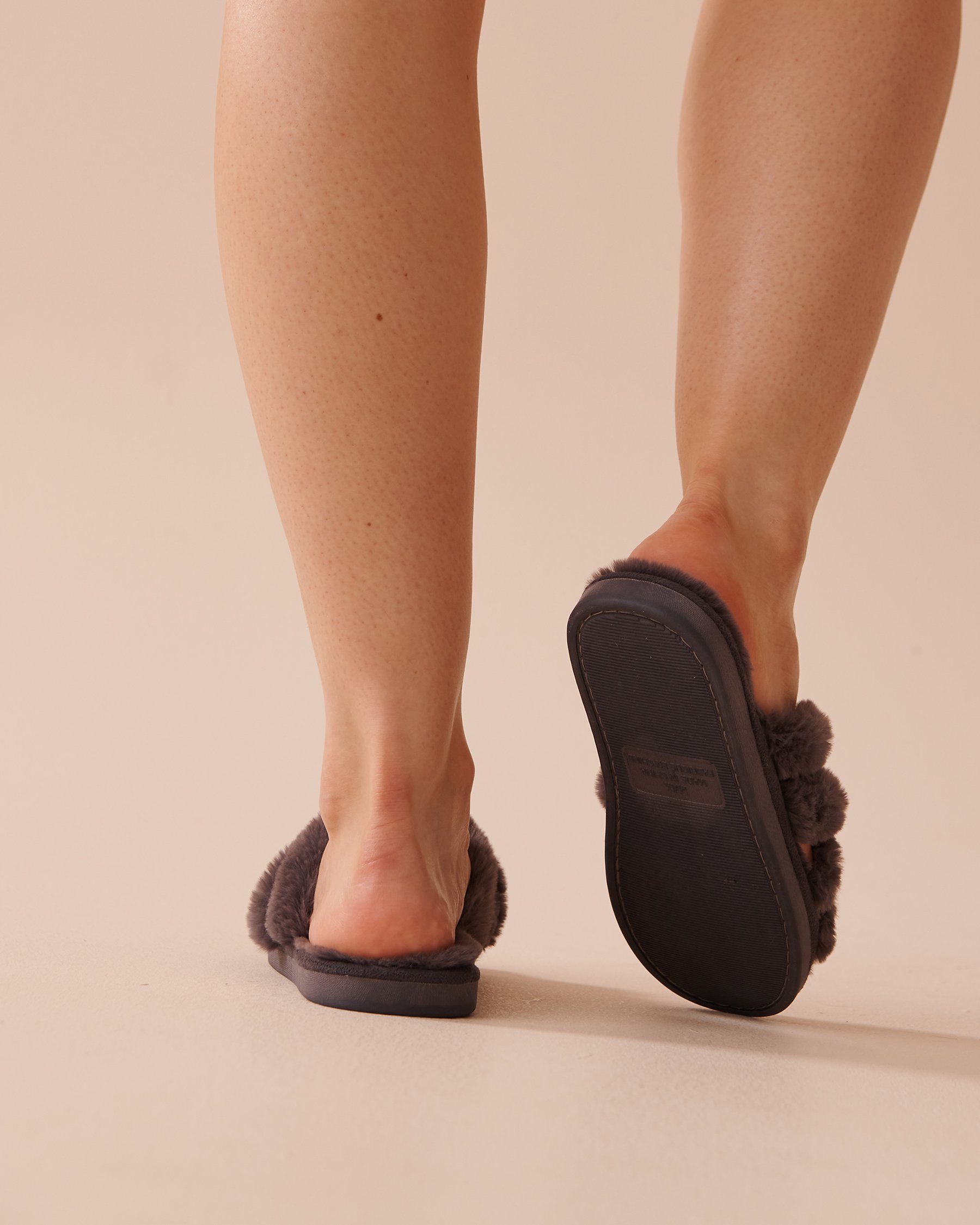 LA VIE EN ROSE Pantoufles en fausse fourrure Anthracite 40700333 - View2