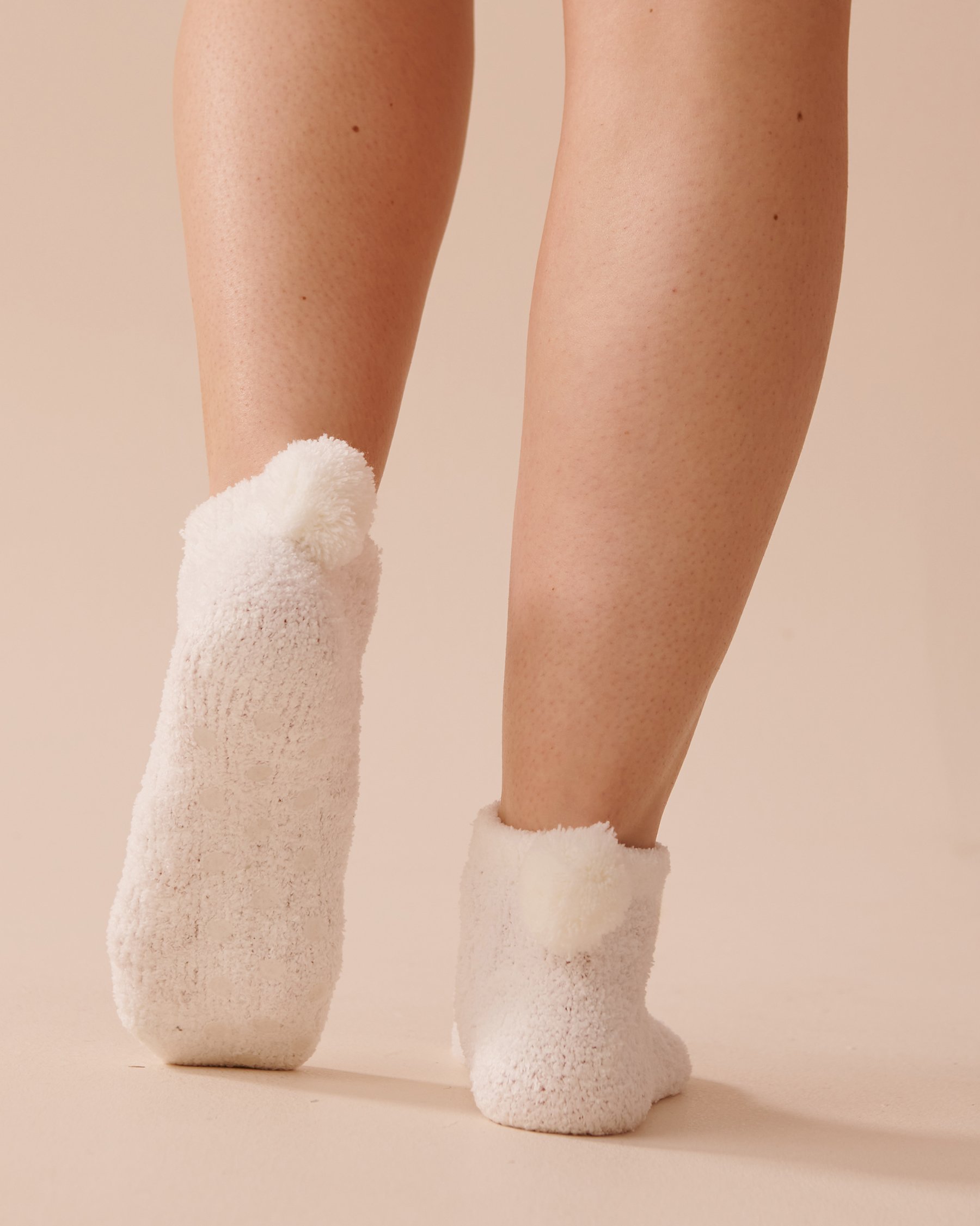 LA VIE EN ROSE Bas en peluche douce à pompon Blanc 40700338 - View2